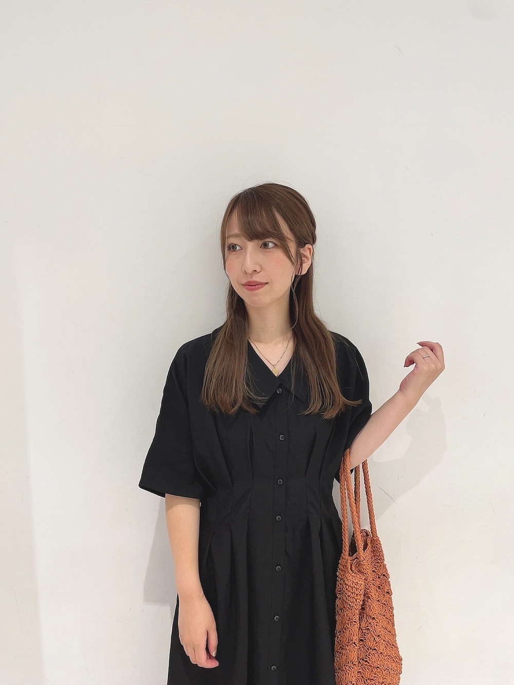 「夏コーデ、サンダル、ワンピース、ラフコーデ、きれいめコーディネート、ママコーデ」｜「SENSE OF PLACE by URBAN RESEARCHのウエストタックシャツワンピース（ワンピース、ブラック系）」を使った、Maiさん（レディース・156cm）の夏コーディネートの9枚目の写真