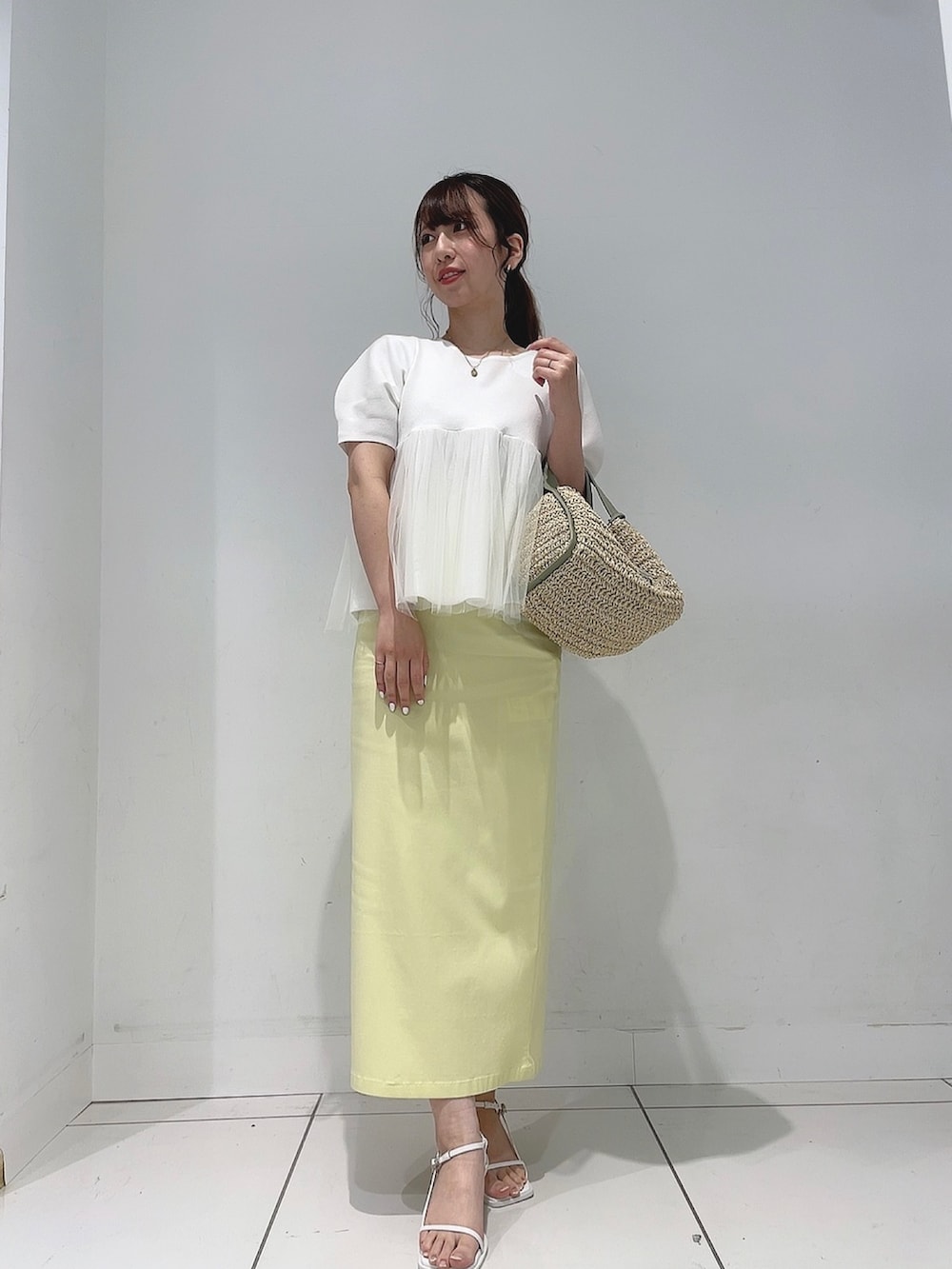 「春服コーデ」｜「SENSE OF PLACE by URBAN RESEARCHのチュールドッキングペプラムセーター（Tシャツ/カットソー、ホワイト系）」を使った、Maiさん（レディース・156cm）の春コーディネートの2枚目の写真
