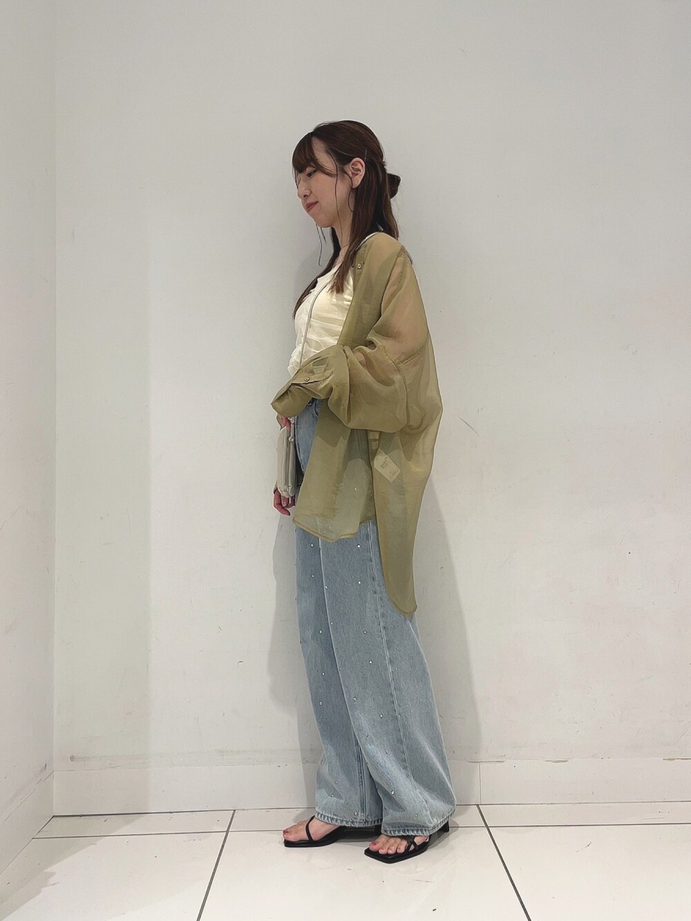 「きれいめカジュアル、フェスコーデ、サングラス、シアートップス、パンツコーデ、ラクチンコーデ、ブラウス、レディースファッション、お洒落さんとつながりたい」｜「SENSE OF PLACE by URBAN RESEARCHのラインストーンワイドデニム（デニムパンツ、ブルー系）」を使った、Maiさん（レディース・156cm）の夏コーディネートの3枚目の写真