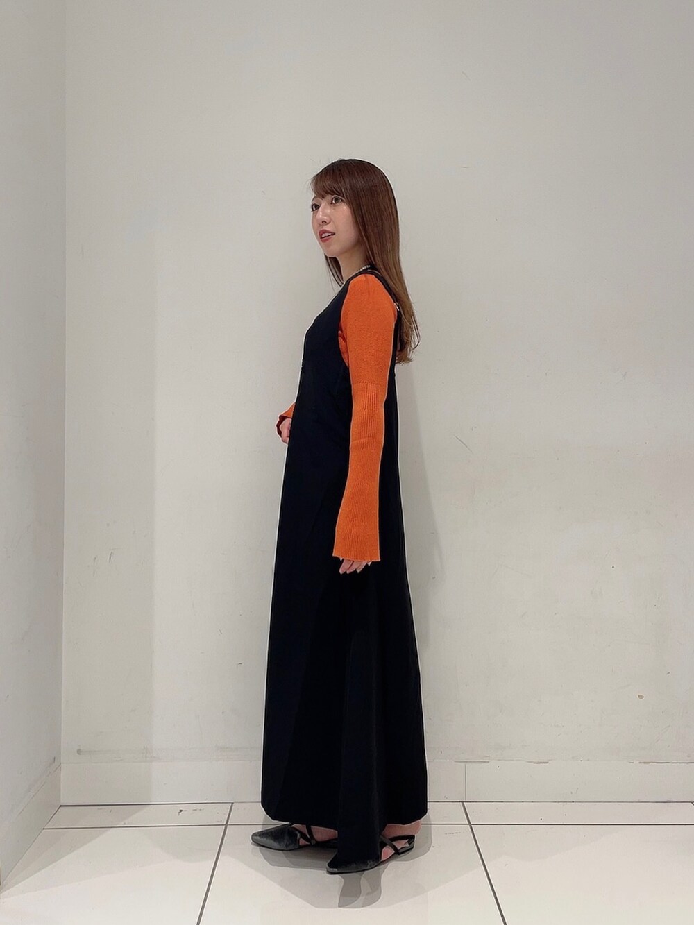 「秋コーデ、休日スタイル、ロングスカート、シンプルスタイル、ゆるコーデ、ラクチンコーデ、ワンピース、ママコーデ」｜「SENSE OF PLACE by URBAN RESEARCHの2WAYジャンパースカート（ワンピース、ブラック系）」を使った、Maiさん（レディース・156cm）の秋コーディネートの2枚目の写真