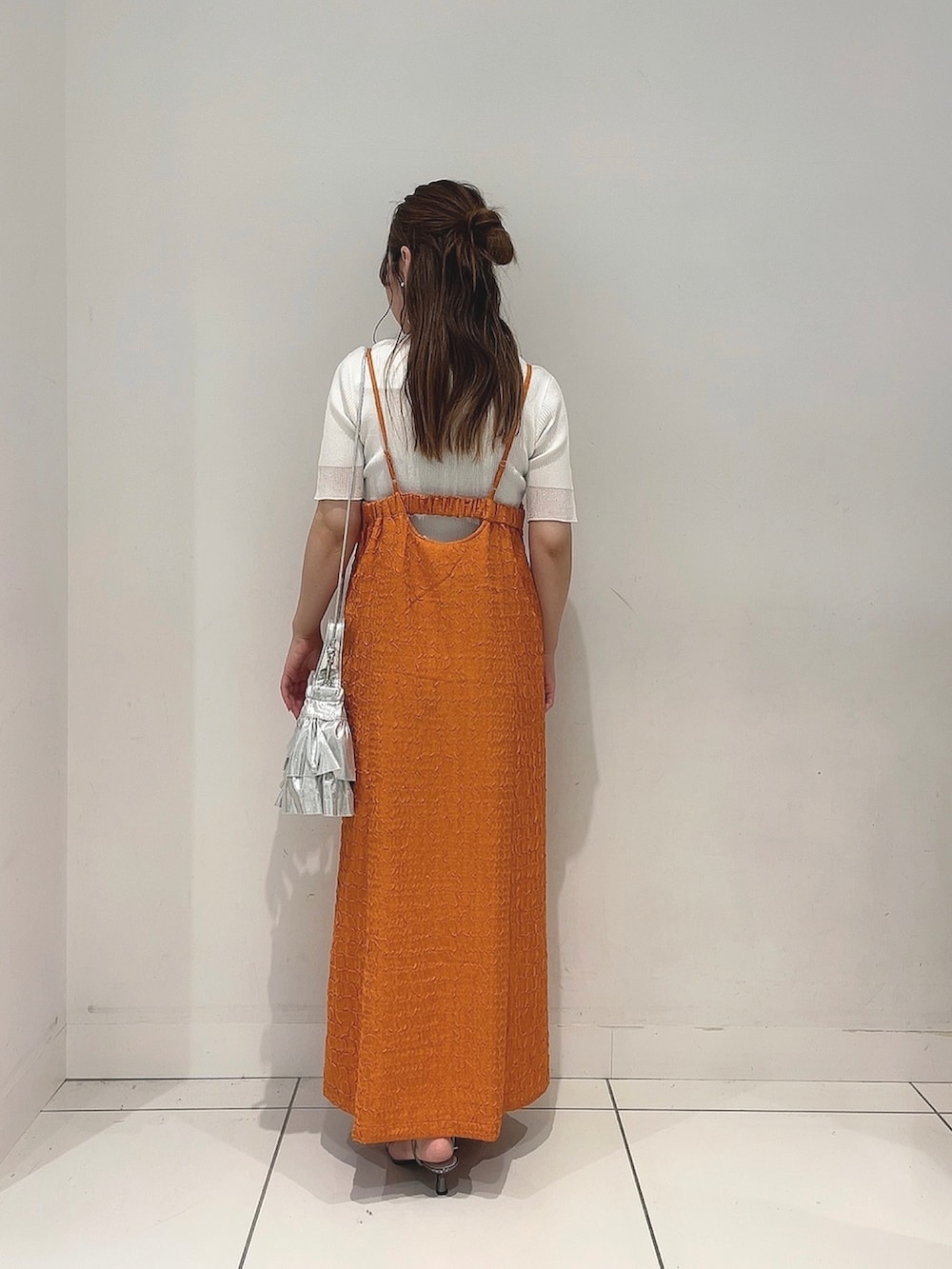 「プチプラ、ワンピース、ラクチンコーデ、サンダルコーデ、夏服、ママファッション、ゆるコーデ」|「SENSE OF PLACE by URBAN RESEARCHのジャガードバックオープンキャミワンピース(ワンピース、オレンジ系)」を使った、Maiさん(レディース・156cm)の夏コーディネートの4枚目の写真