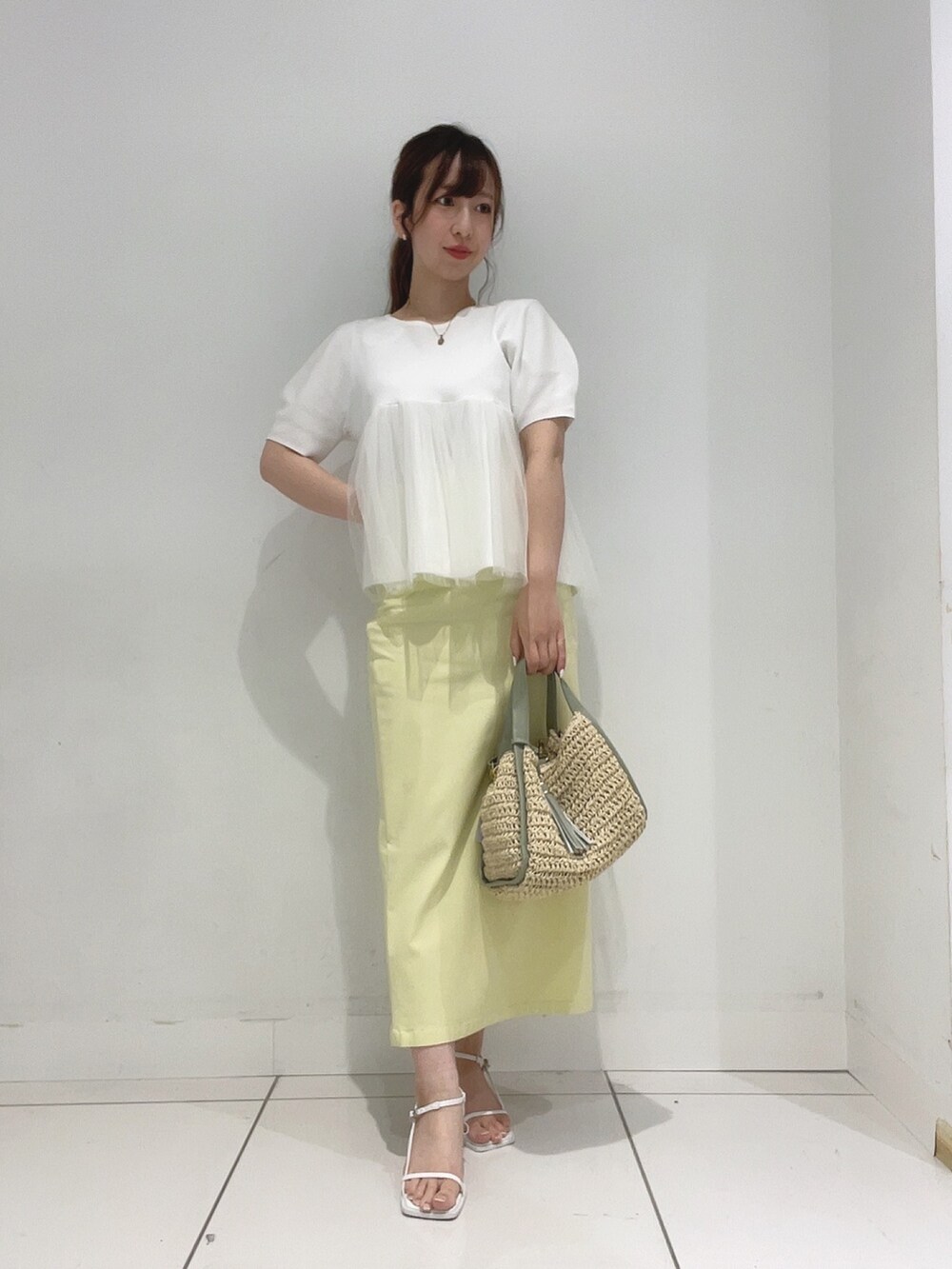 「春服コーデ」｜「SENSE OF PLACE by URBAN RESEARCHのチュールドッキングペプラムセーター（Tシャツ/カットソー、ホワイト系）」を使った、Maiさん（レディース・156cm）の春コーディネートの4枚目の写真