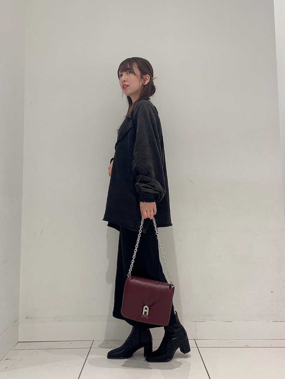 「秋コーデ、お出かけコーデ、楽チンコーデ、大人女子、シンプル、プチプラコーデ、ワントーンコーデ、きれいめカジュアル、ブラックコーデ、低身長女子、ママコーデ」|「SENSE OF PLACE by URBAN RESEARCHのヴィンテージルーズスウェット(スウェット、ブラック系)」を使った、Maiさん(レディース・156cm)の秋コーディネートの3枚目の写真