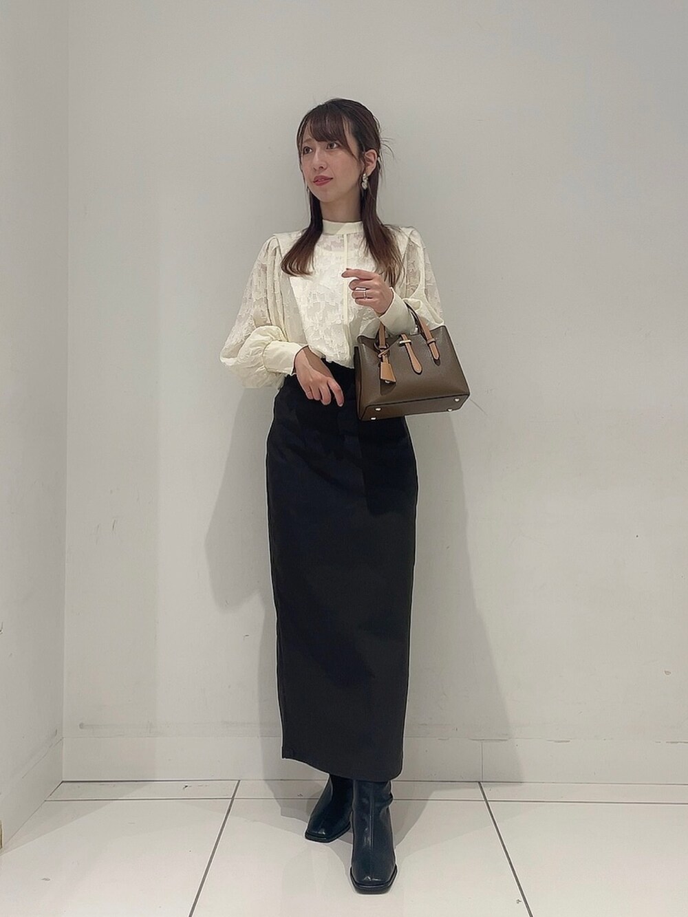 「今日のメイク、秋っぽコーデ更新中、休日スタイル、秋コーデ、おでかけコーデ、ママファッション、オトナ女子、ホワイト」|「SENSE OF PLACE by URBAN RESEARCHの『一部WEB限定カラー』『TALLサイズ/WEB限定』ストレッチサスツキハイウエストスカート(スカート、ブラック系)」を使った、Maiさん(レディース・156cm)の秋コーディネートの2枚目の写真