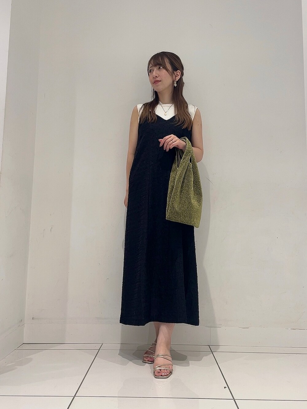 「おしゃ見えテクニック、ワンピース、サンダル、夏、休日コーデ、お出かけスタイル、お洒落さんとつながりたい、低身長コーデ、キャミワンピ、トレンド、ママコーデ、ママファッション」｜「SENSE OF PLACE by URBAN RESEARCHのジャガードバックオープンキャミワンピース（ワンピース、ブラック系）」を使った、Maiさん（レディース・156cm）の夏コーディネートの2枚目の写真