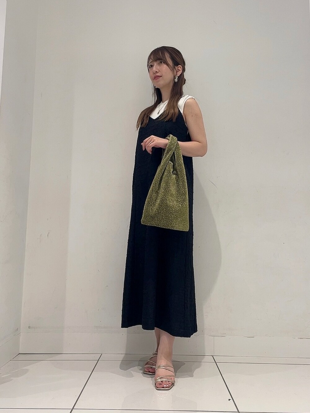 「おしゃ見えテクニック、ワンピース、サンダル、夏、休日コーデ、お出かけスタイル、お洒落さんとつながりたい、低身長コーデ、キャミワンピ、トレンド、ママコーデ、ママファッション」｜「SENSE OF PLACE by URBAN RESEARCHのジャガードバックオープンキャミワンピース（ワンピース、ブラック系）」を使った、Maiさん（レディース・156cm）の夏コーディネートの3枚目の写真
