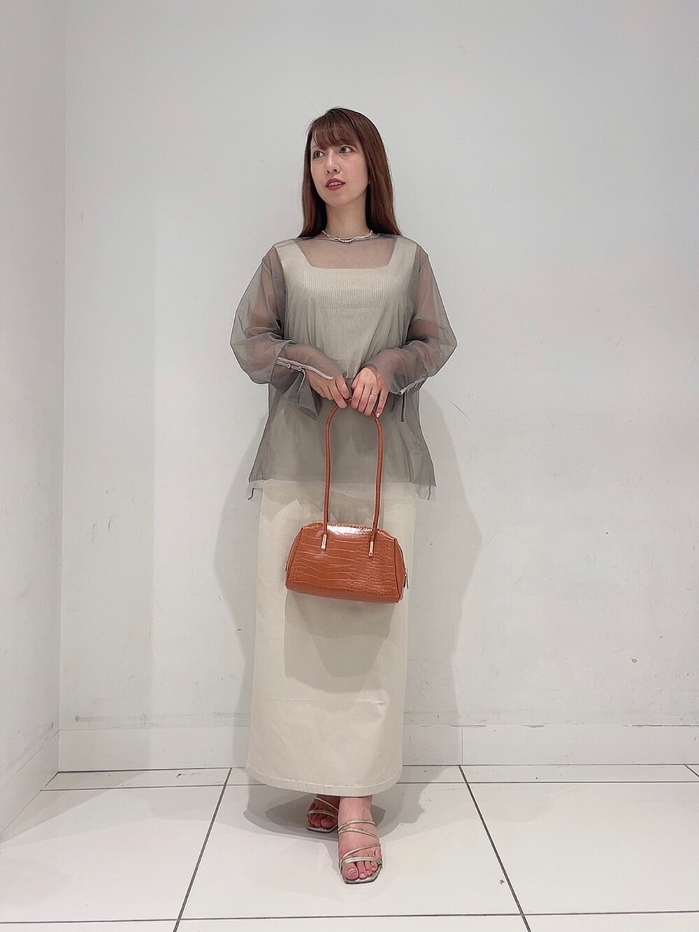「秋っぽコーデ更新中、シアートップス、休日スタイル、秋コーデ、おでかけコーデ、オトナ女子、秋、ママファッション、プチプラ」|「SENSE OF PLACE by URBAN RESEARCHの『一部WEB限定カラー』『TALLサイズ/WEB限定』ストレッチサスツキハイウエストスカート(スカート、ベージュ系)」を使った、Maiさん(レディース・156cm)の秋コーディネートの4枚目の写真