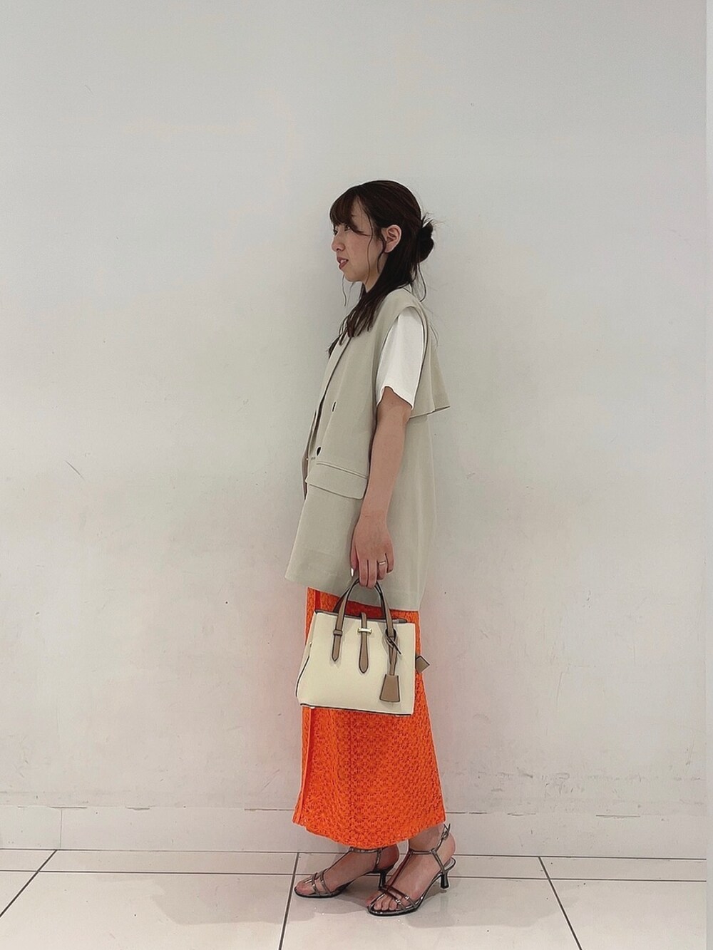 「春夏コーデ、ラクチンコーデ、きれいめカジュアル、着回しコーデ、低身長コーデ」｜「SENSE OF PLACE by URBAN RESEARCHの『一部WEB限定カラー』『UR TECH DRYLUXE』リネンライクバックデザインジレ（ベスト、ベージュ系）」を使った、Maiさん（レディース・156cm）の春コーディネートの4枚目の写真