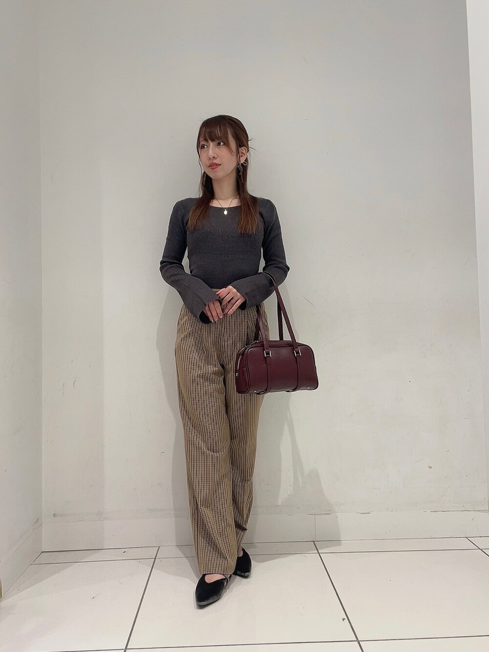 「ブラウン、秋服準備はじめました、デートコーデ、チェック、パンツスタイル、ニット、秋、秋コーデ」｜「SENSE OF PLACE by URBAN RESEARCHの『TALLサイズ/WEB限定』センタープレスストレートパンツ（スラックス、ブラウン系）」を使った、Maiさん（レディース・156cm）の秋コーディネートの3枚目の写真