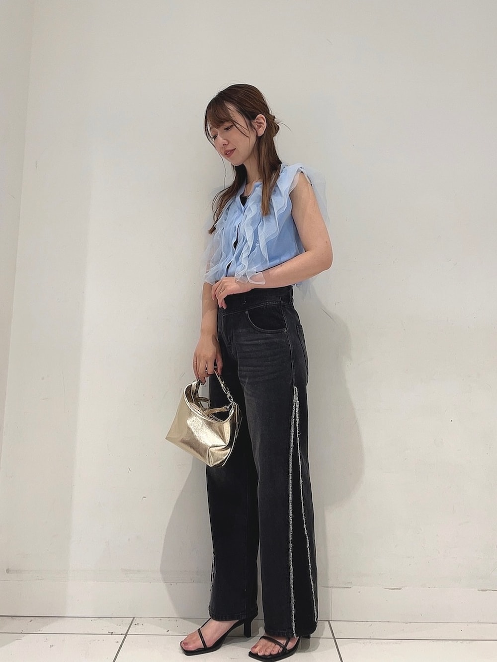 「夏コーデ、オトナカジュアル、おでかけコーデ、夏服、パンツコーデ、低身長女子、着回しコーデ、大人可愛い」｜「HEYUMMのチュールドッキングノースリーブセーター（ニット/セーター、ブルー系）」を使った、Maiさん（レディース・156cm）の夏コーディネートの2枚目の写真