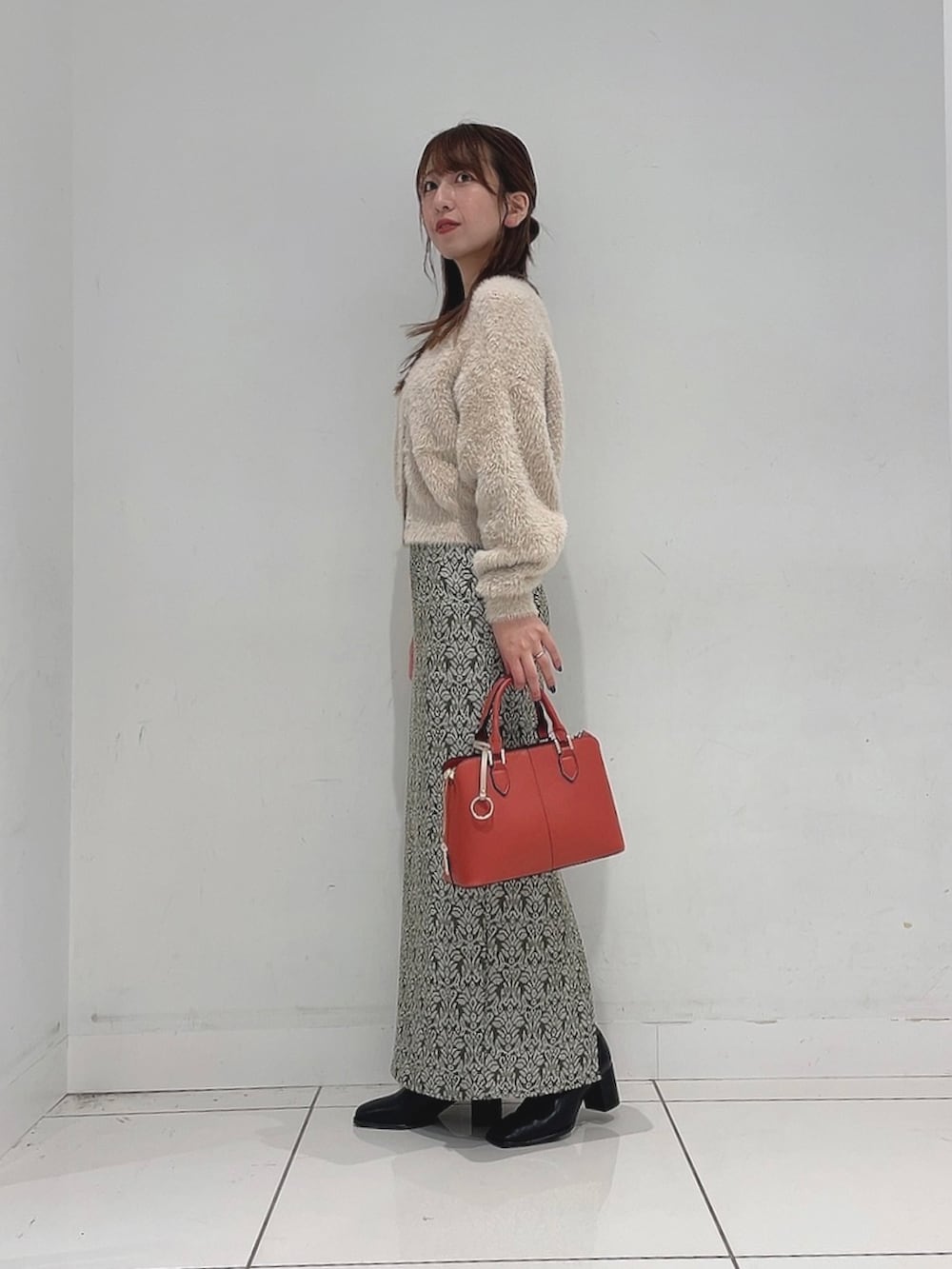 「日常に魔法を、秋冬コーデ、ニットコーデ、おでかけコーデ、ママコーデ」｜「SENSE OF PLACE by URBAN RESEARCHのジャガードスカート（スカート、グリーン系）」を使った、Maiさん（レディース・156cm）の秋コーディネートの3枚目の写真