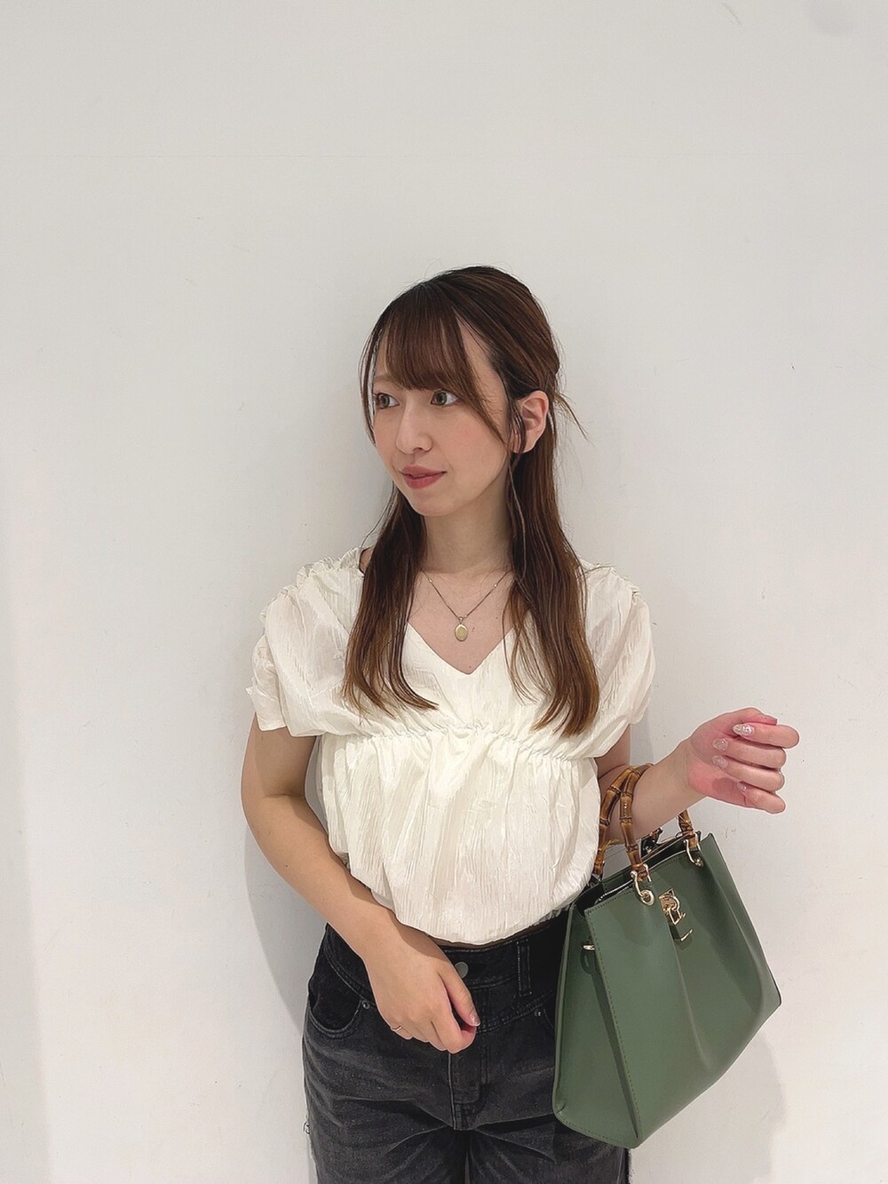 「フェススタイル、夏コーデ、テーマパークコーデ、きれいめカジュアル、プチプラ、デニム、サマースタイル、大人可愛い、パンツスタイル」|「SENSE OF PLACE by URBAN RESEARCHのサイドパッチワークフリンジデニム(デニムパンツ、ブラック系)」を使った、Maiさん(レディース・156cm)の夏コーディネートの5枚目の写真