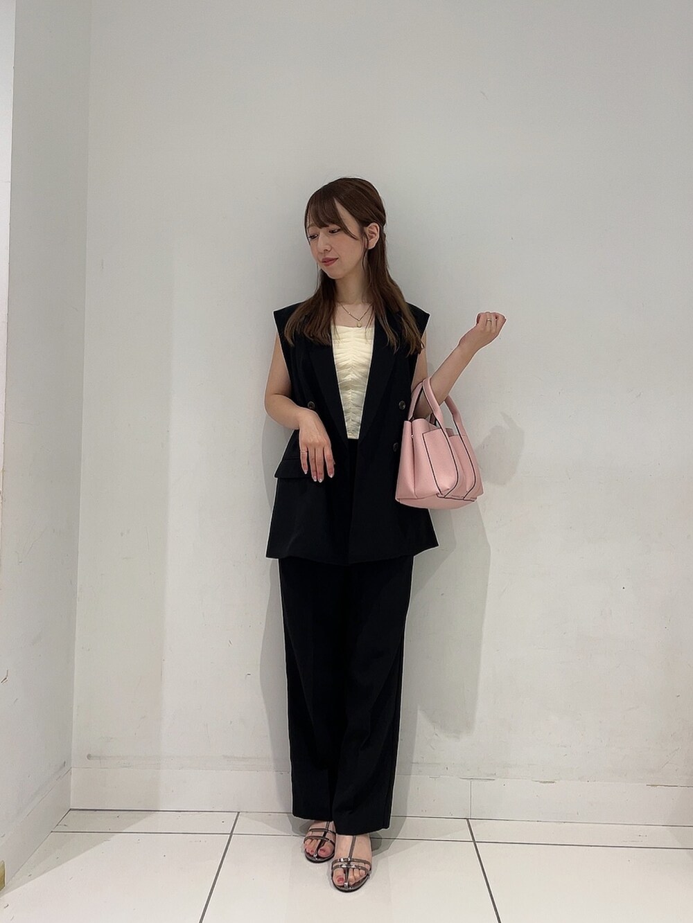 「夏コーデ、きれいめカジュアル、お出かけコーデ、ラクチンコーデ、オトナカジュアル、おしゃれさんと繋がりたい、初夏コーデ」|「SENSE OF PLACE by URBAN RESEARCHの『5サイズ展開』『UR TECH DRYLUXE』リネンライクワイドパンツ(その他パンツ、ブラック系)」を使った、Maiさん(レディース・156cm)の夏コーディネートの2枚目の写真