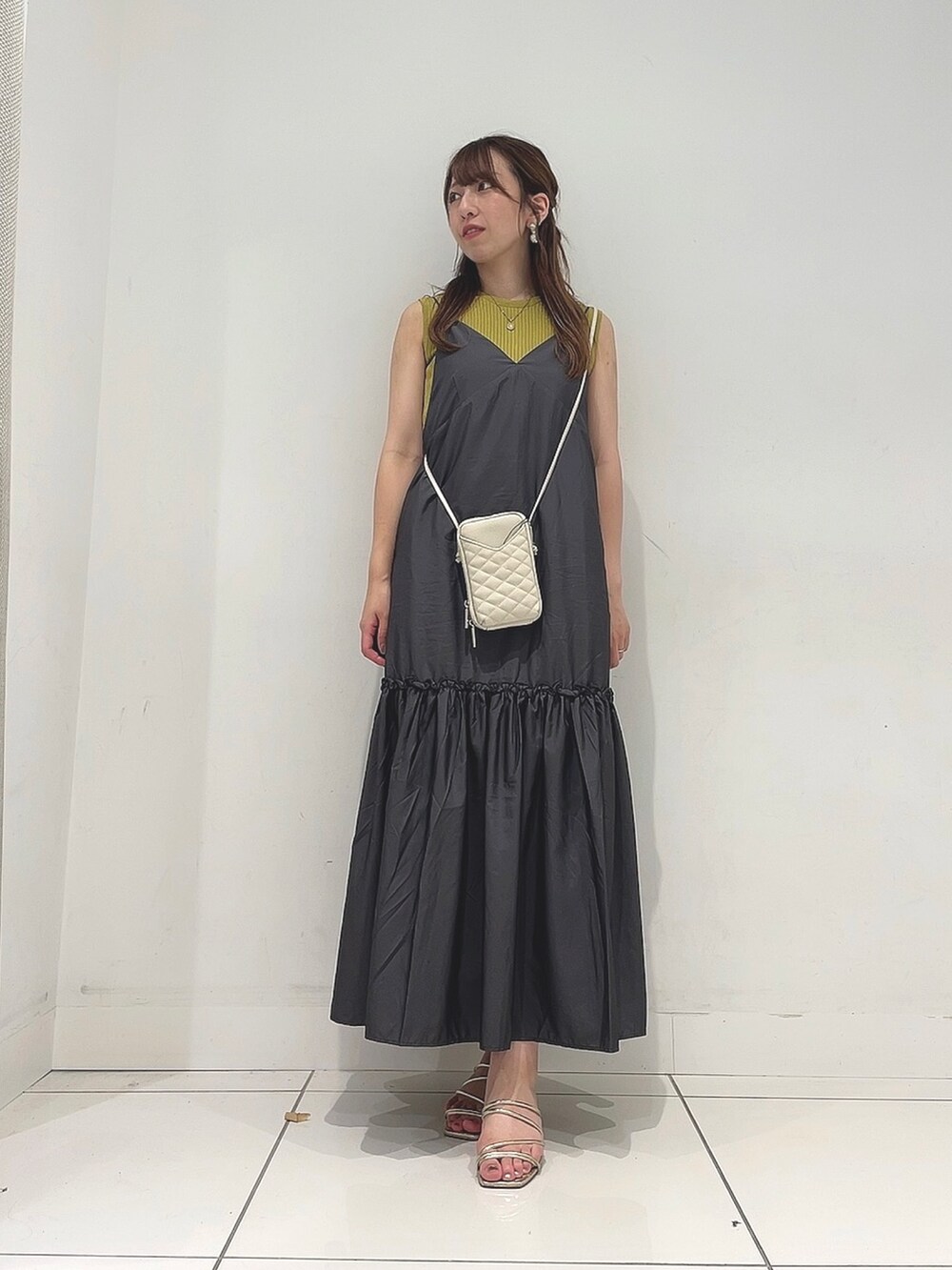 「おしゃ見えテクニック、ワンピース、テーマパークコーデ、プチプラ、おでかけコーデ、大人かわいい、ノースリーブ、リラックススタイル、シンプル、ゆるコーデ、ママコーデ、ママファッション」｜「HEYUMMのティアードキャミワンピース（ワンピース、グレー系）」を使った、Maiさん（レディース・156cm）の夏コーディネートの2枚目の写真