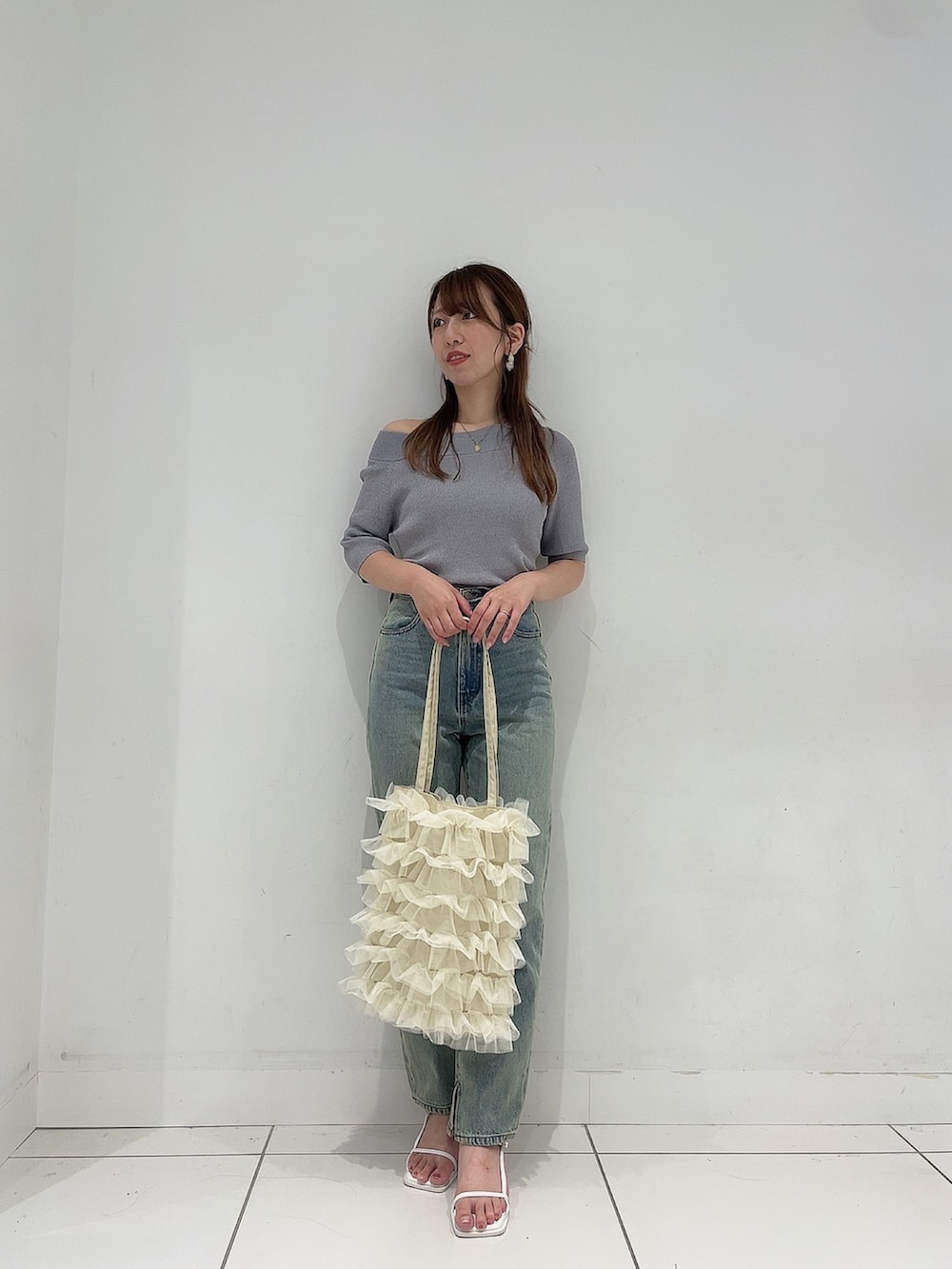 「休日スタイル、きれいめカジュアル、おしゃ見えテクニック、韓国ファッション、テーマパークコーデ、シンプル、デニムコーデ、夏コーデ、スタッフ、パンツコーデ、モノトーン、オフショル」|「SENSE OF PLACE by URBAN RESEARCHのハイウエストストレートデニム(デニムパンツ、ブルー系)」を使った、Maiさん(レディース・156cm)の夏コーディネートの2枚目の写真