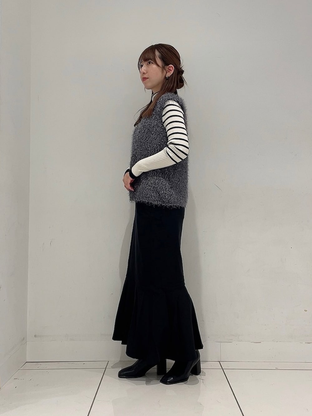 「おしゃ見えテクニック、ニット、プチプラ、ベスト、秋服コーデ、着回しコーデ、秋冬、ニットコーデ、ママファッション」|「SENSE OF PLACE by URBAN RESEARCHの『柴田ひかりさん着用』モールフェザーニットベスト(ベスト、グレー系)」を使った、Maiさん(レディース・156cm)の秋コーディネートの3枚目の写真