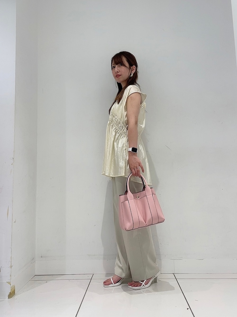 「ノースリーブ、夏コーデ、キレイめカジュアル、休日スタイル、ラクチンコーデ、パンツスタイル、デートコーデ」｜「SENSE OF PLACE by URBAN RESEARCHの『5サイズ展開』『UR TECH DRYLUXE』リネンライクワイドパンツ（その他パンツ、ベージュ系）」を使った、Maiさん（レディース・156cm）の夏コーディネートの2枚目の写真
