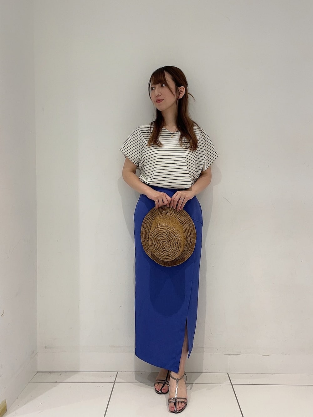 「夏コーデ、おしゃ見えテクニック、お出かけコーデ、サンダル、ラクチンコーデ、オフィスカジュアル、大人かわいい、スカートスタイル、低身長コーデ、今日のコーデ、ママコーデ」｜「SENSE OF PLACE by URBAN RESEARCHの『UR TECH DRYLUXE』リネンライクアシンメトリースカート（スカート、ブルー系）」を使った、Maiさん（レディース・156cm）の夏コーディネートの2枚目の写真
