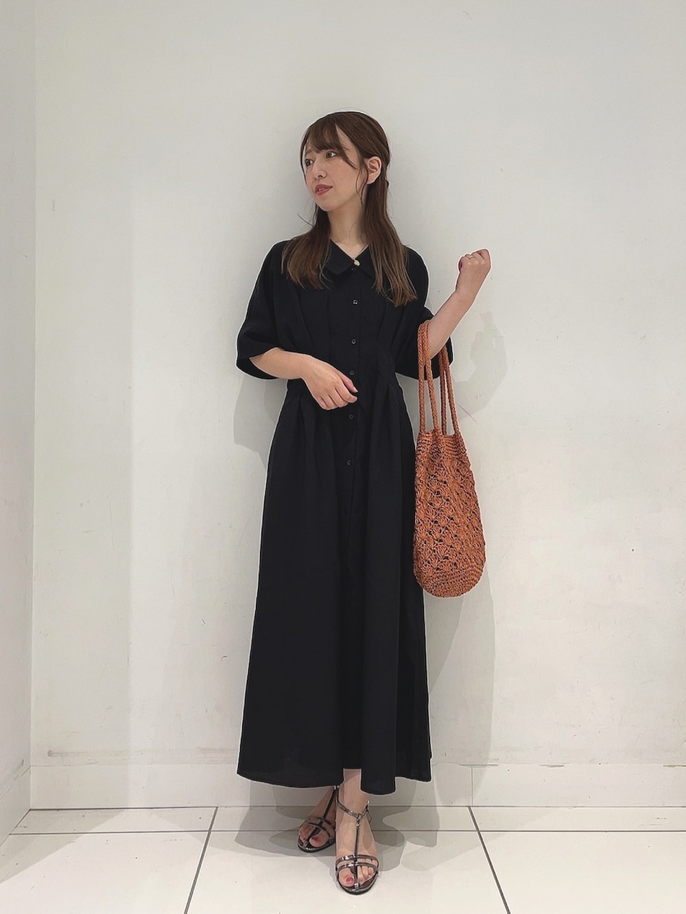 「夏コーデ、サンダル、ワンピース、ラフコーデ、きれいめコーディネート、ママコーデ」｜「SENSE OF PLACE by URBAN RESEARCHのウエストタックシャツワンピース（ワンピース、ブラック系）」を使った、Maiさん（レディース・156cm）の夏コーディネートの4枚目の写真