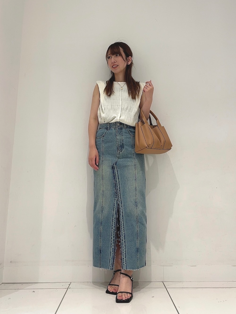 「プチプラ、きれいめカジュアル、フェスコーデ、トートバッグ、夏コーデ、オトナカワイイ、夏ファッション、デニム、夏服、ノースリーブ」｜「SENSE OF PLACE by URBAN RESEARCHのロングスリットデニムスカート（デニムスカート、ブルー系）」を使った、Maiさん（レディース・156cm）の夏コーディネートの2枚目の写真