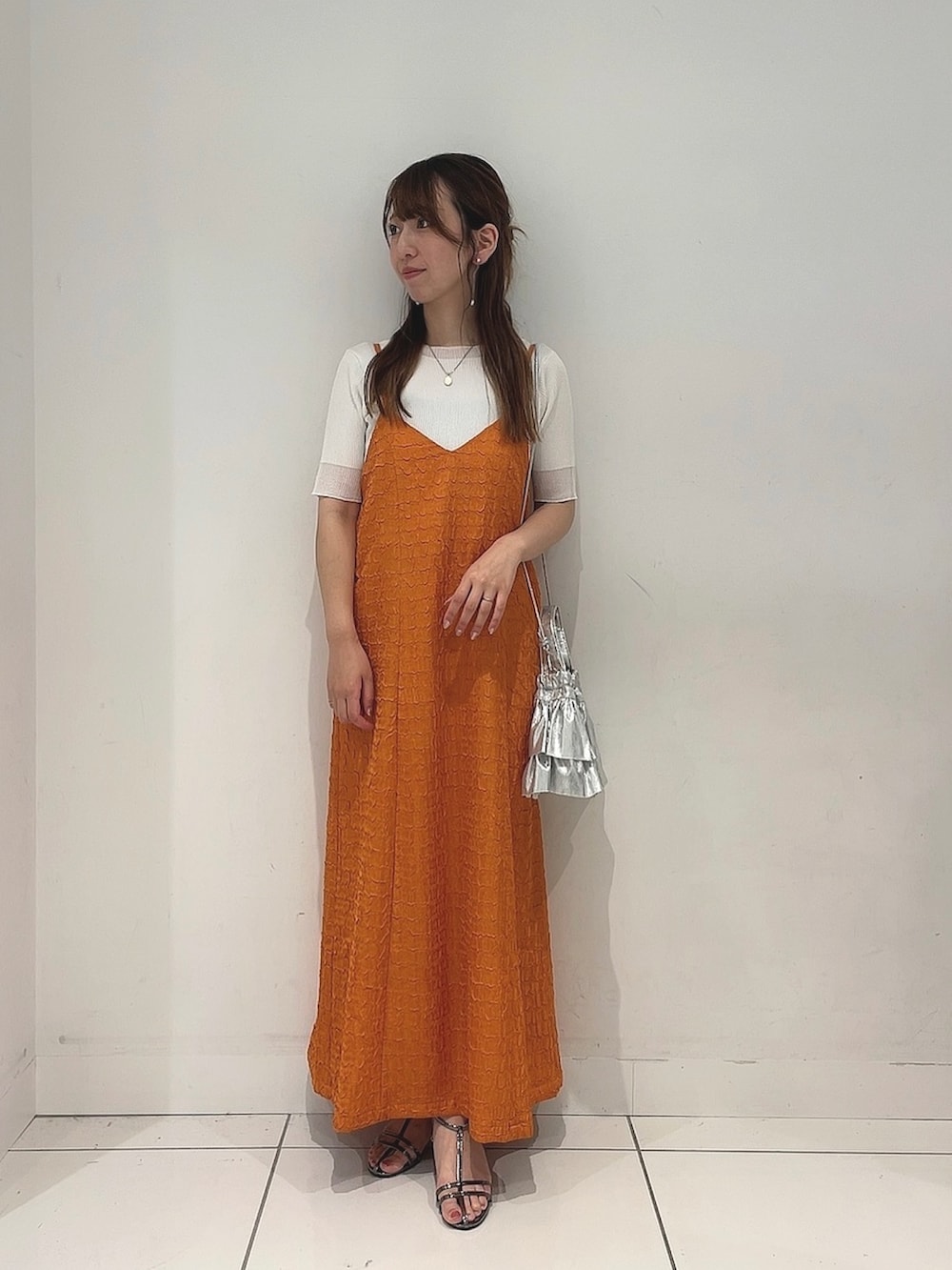 「プチプラ、ワンピース、ラクチンコーデ、サンダルコーデ、夏服、ママファッション、ゆるコーデ」|「SENSE OF PLACE by URBAN RESEARCHのジャガードバックオープンキャミワンピース(ワンピース、オレンジ系)」を使った、Maiさん(レディース・156cm)の夏コーディネートの2枚目の写真