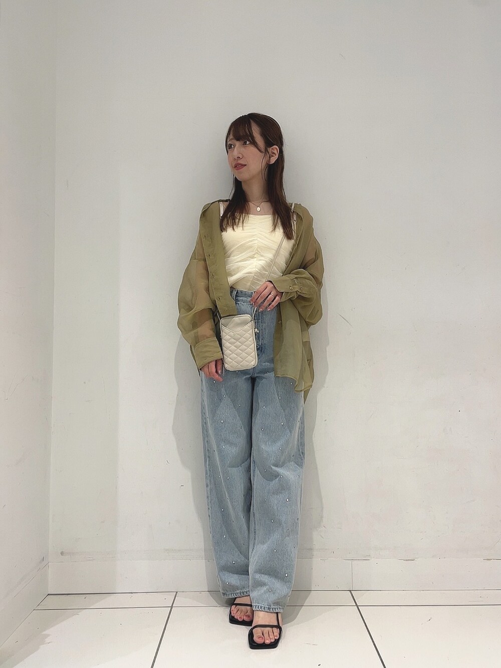 「きれいめカジュアル、フェスコーデ、サングラス、シアートップス、パンツコーデ、ラクチンコーデ、ブラウス、レディースファッション、お洒落さんとつながりたい」｜「SENSE OF PLACE by URBAN RESEARCHのラインストーンワイドデニム（デニムパンツ、ブルー系）」を使った、Maiさん（レディース・156cm）の夏コーディネートの2枚目の写真