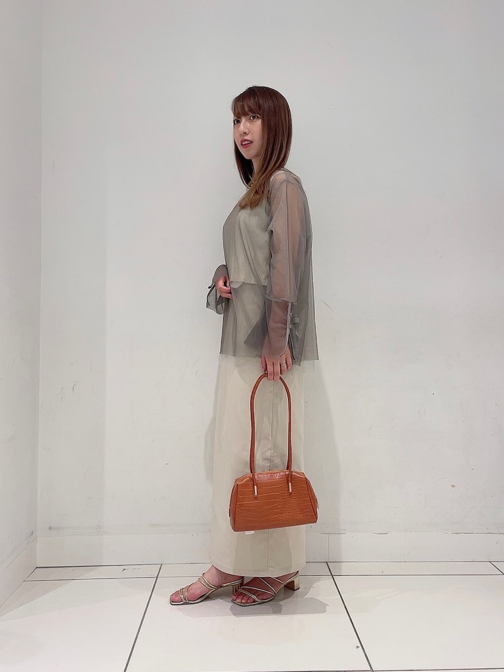 「秋っぽコーデ更新中、シアートップス、休日スタイル、秋コーデ、おでかけコーデ、オトナ女子、秋、ママファッション、プチプラ」|「SENSE OF PLACE by URBAN RESEARCHの『一部WEB限定カラー』『TALLサイズ/WEB限定』ストレッチサスツキハイウエストスカート(スカート、ベージュ系)」を使った、Maiさん(レディース・156cm)の秋コーディネートの5枚目の写真