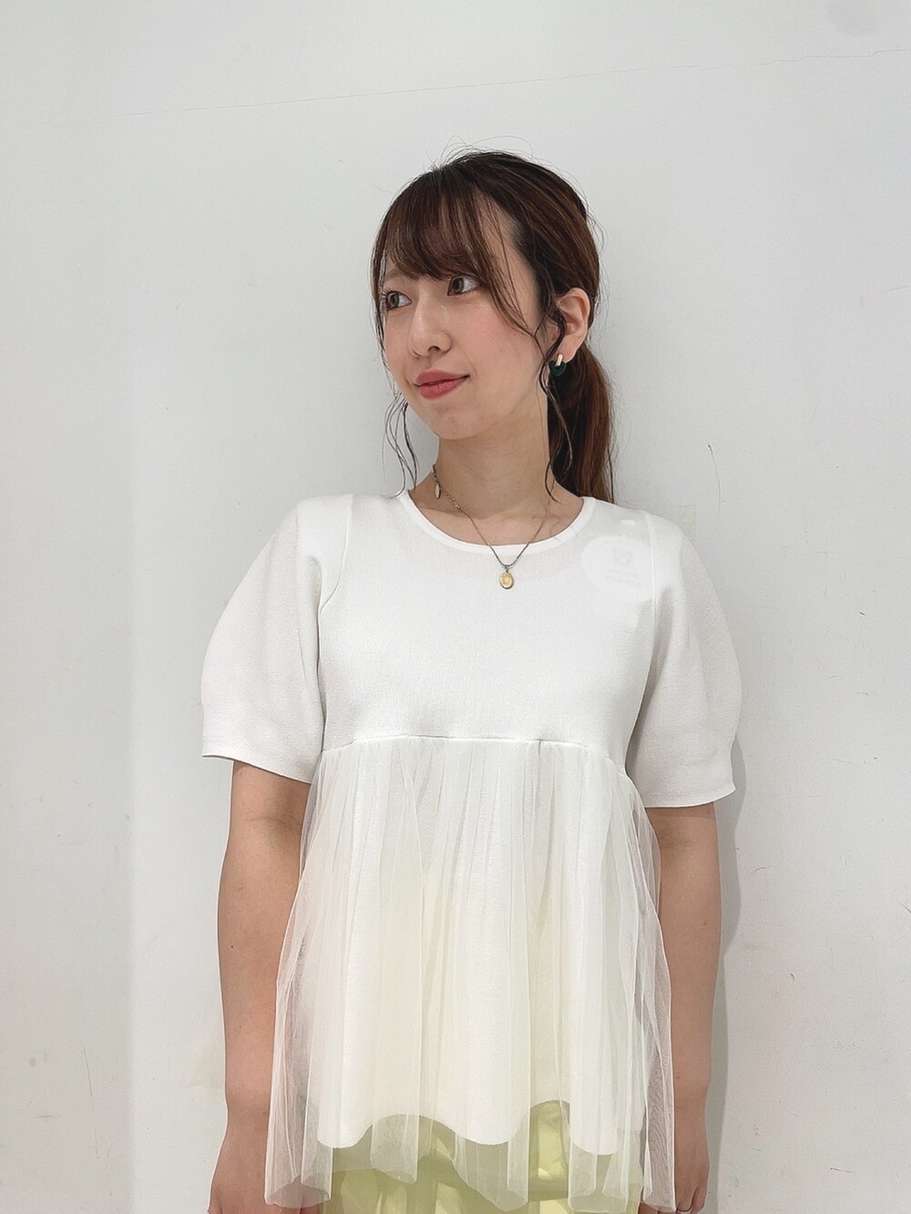 「春服コーデ」｜「SENSE OF PLACE by URBAN RESEARCHのチュールドッキングペプラムセーター（Tシャツ/カットソー、ホワイト系）」を使った、Maiさん（レディース・156cm）の春コーディネートの6枚目の写真