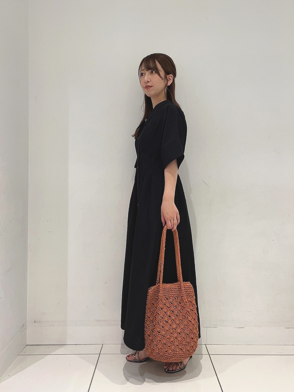 「夏コーデ、サンダル、ワンピース、ラフコーデ、きれいめコーディネート、ママコーデ」｜「SENSE OF PLACE by URBAN RESEARCHのウエストタックシャツワンピース（ワンピース、ブラック系）」を使った、Maiさん（レディース・156cm）の夏コーディネートの5枚目の写真
