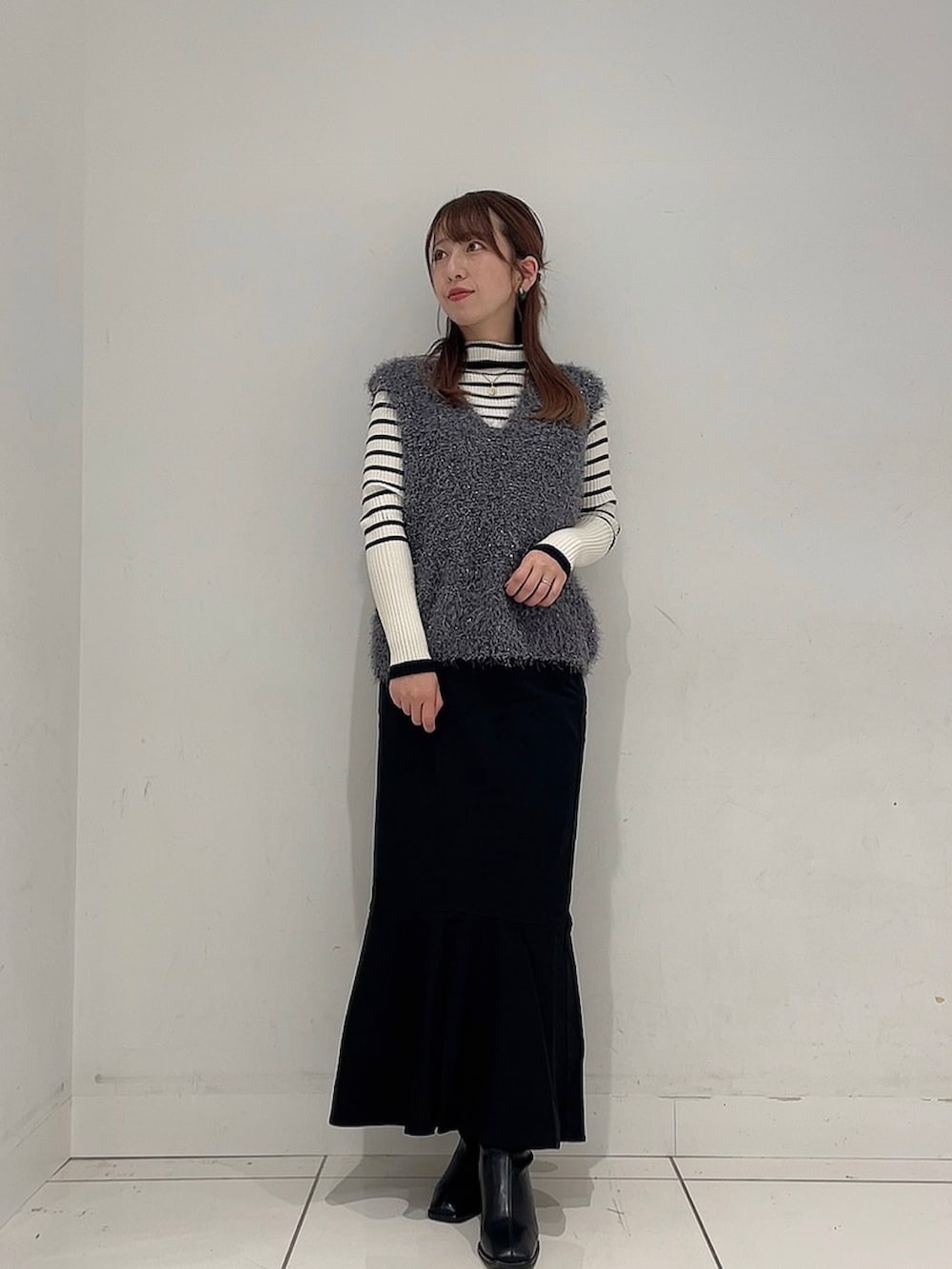 「おしゃ見えテクニック、ニット、プチプラ、ベスト、秋服コーデ、着回しコーデ、秋冬、ニットコーデ、ママファッション」|「SENSE OF PLACE by URBAN RESEARCHの『柴田ひかりさん着用』モールフェザーニットベスト(ベスト、グレー系)」を使った、Maiさん(レディース・156cm)の秋コーディネートの6枚目の写真