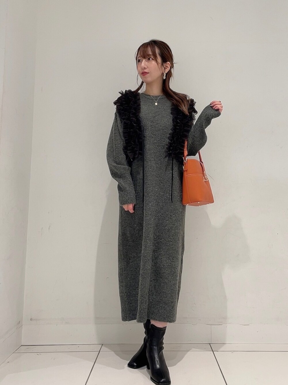 「最近のいい感じコーデ、ベスト、冬コーデ、お出かけコーデ、ラクチンコーデ、ワンピース、ママコーデ」｜「SENSE OF PLACE by URBAN RESEARCHのチュールベストレイヤードニットワンピース（ワンピース、グレー系）」を使った、Maiさん（レディース・156cm）の秋コーディネートの4枚目の写真