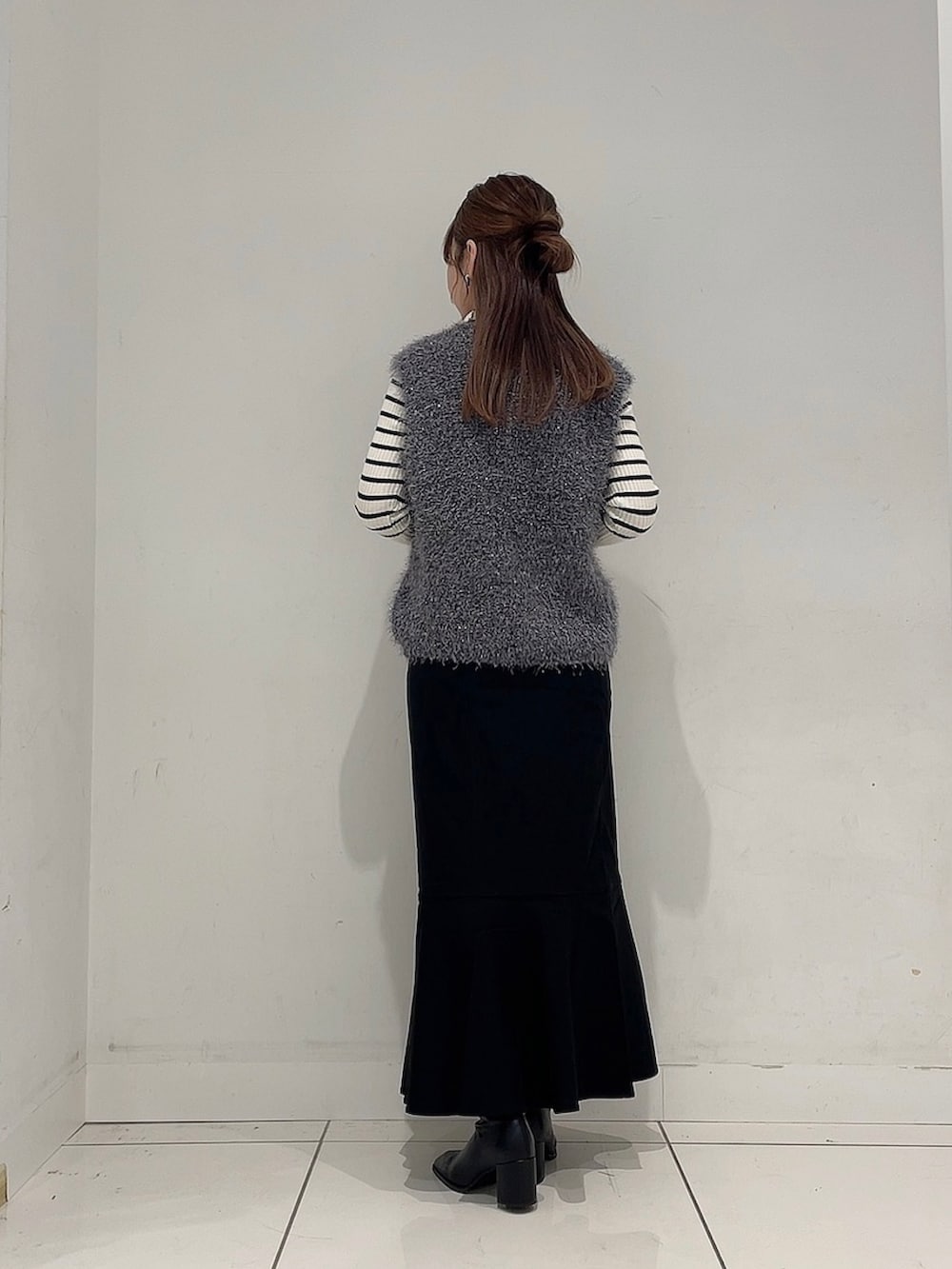 「おしゃ見えテクニック、ニット、プチプラ、ベスト、秋服コーデ、着回しコーデ、秋冬、ニットコーデ、ママファッション」|「SENSE OF PLACE by URBAN RESEARCHの『柴田ひかりさん着用』モールフェザーニットベスト(ベスト、グレー系)」を使った、Maiさん(レディース・156cm)の秋コーディネートの7枚目の写真