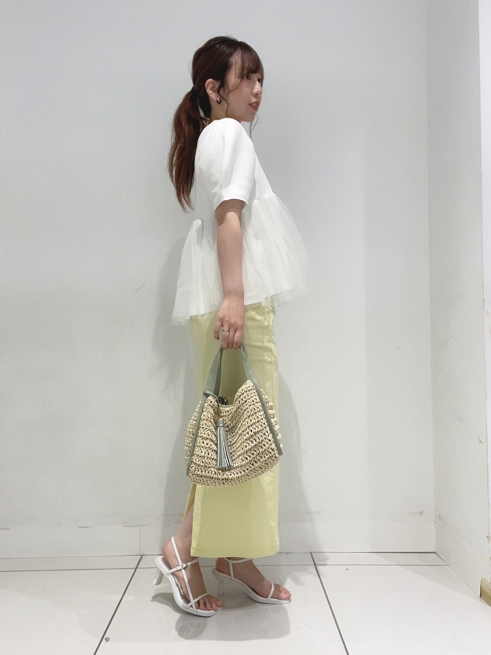 「春服コーデ」｜「SENSE OF PLACE by URBAN RESEARCHのチュールドッキングペプラムセーター（Tシャツ/カットソー、ホワイト系）」を使った、Maiさん（レディース・156cm）の春コーディネートの5枚目の写真