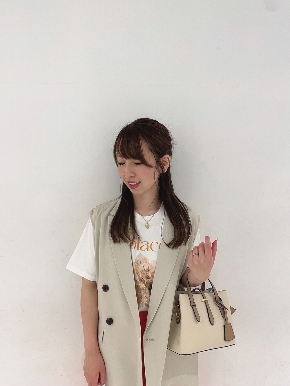 「春夏コーデ、ラクチンコーデ、きれいめカジュアル、着回しコーデ、低身長コーデ」｜「SENSE OF PLACE by URBAN RESEARCHの『一部WEB限定カラー』『UR TECH DRYLUXE』リネンライクバックデザインジレ（ベスト、ベージュ系）」を使った、Maiさん（レディース・156cm）の春コーディネートの6枚目の写真