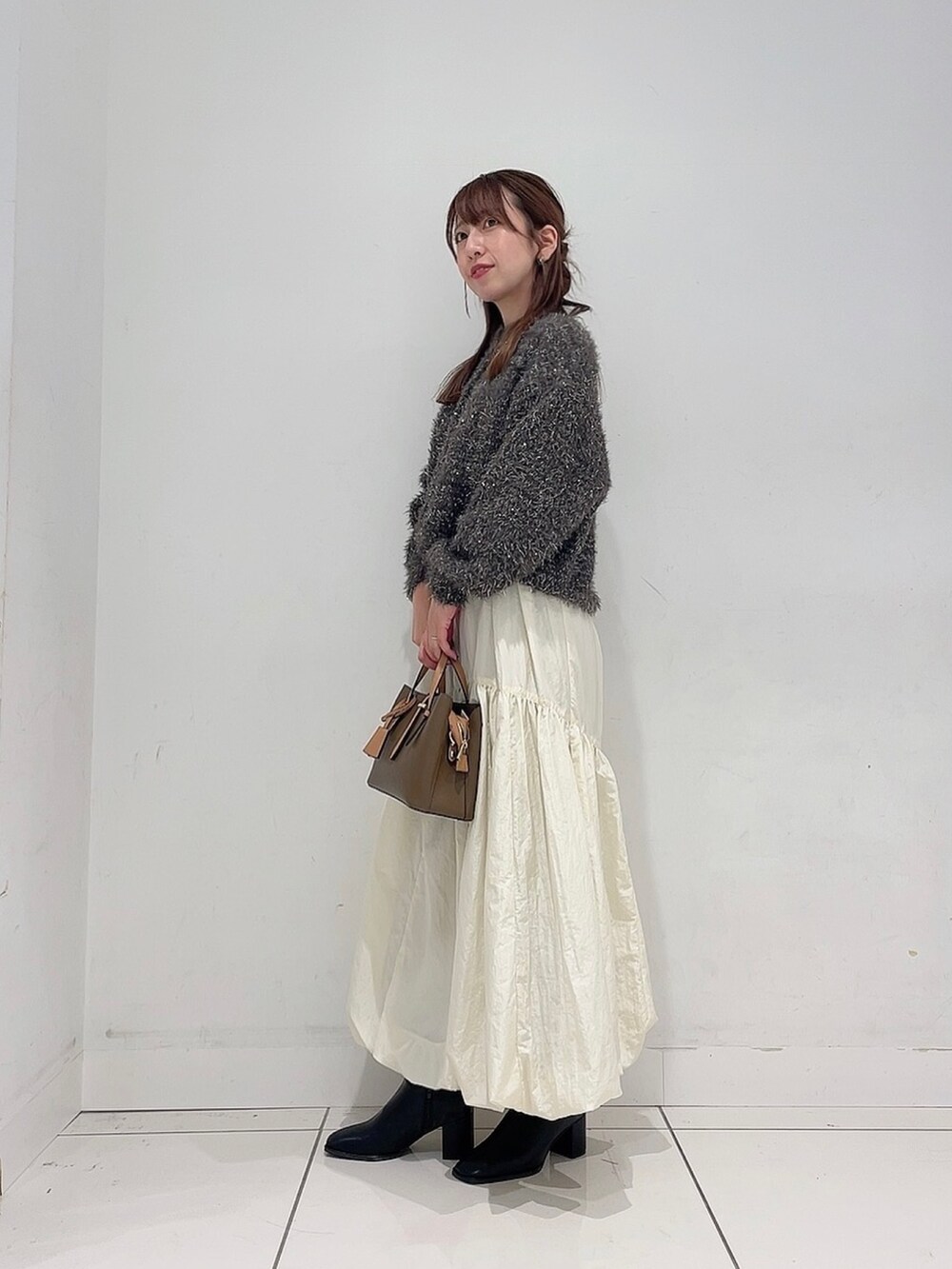 「おしゃ見えテクニック、ニット、日常に魔法を、モノトーン、ブーツ、冬服、プチプラコーデ、シンプル、ママコーデ、きれいめコーディネート」|「SENSE OF PLACE by URBAN RESEARCHのバルーンティアードスカート(スカート、ホワイト系)」を使った、Maiさん(レディース・156cm)の秋コーディネートの3枚目の写真
