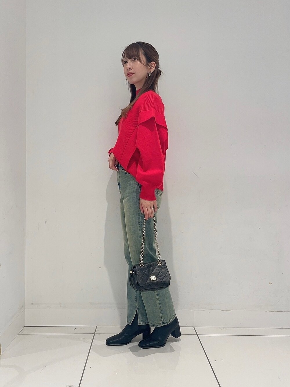 「秋っぽコーデ更新中、デニム、パンツコーデ、秋冬コーデ、オトナカワイイ、おしゃれさんと繋がりたい、150cm台コーデ、かわいい、ママコーデ」｜「SENSE OF PLACE by URBAN RESEARCHのストレッチショルダータックセーター（ニット/セーター、レッド系）」を使った、Maiさん（レディース・156cm）の秋コーディネートの3枚目の写真