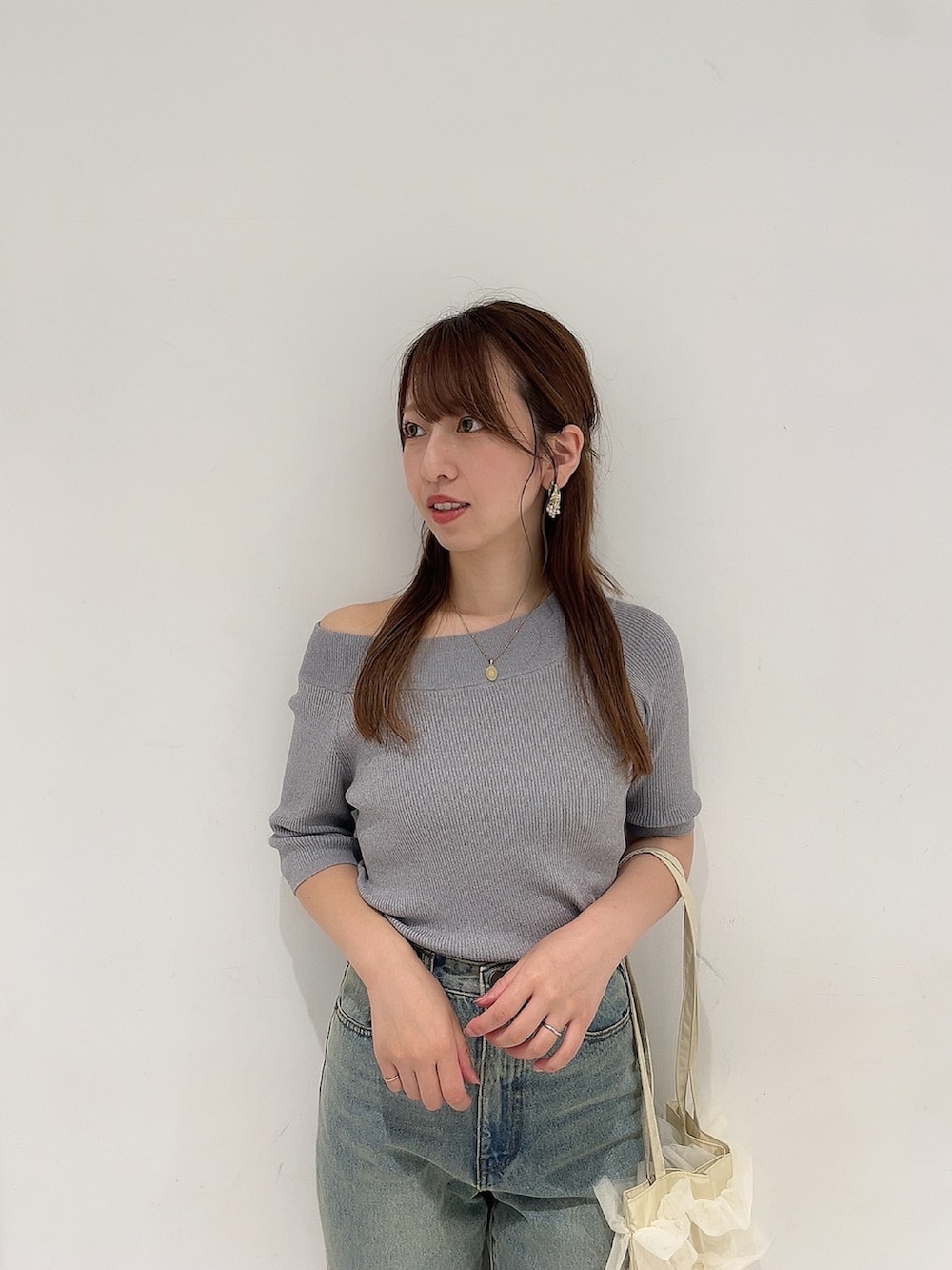 「休日スタイル、きれいめカジュアル、おしゃ見えテクニック、韓国ファッション、テーマパークコーデ、シンプル、デニムコーデ、夏コーデ、スタッフ、パンツコーデ、モノトーン、オフショル」|「SENSE OF PLACE by URBAN RESEARCHのハイウエストストレートデニム(デニムパンツ、ブルー系)」を使った、Maiさん(レディース・156cm)の夏コーディネートの4枚目の写真