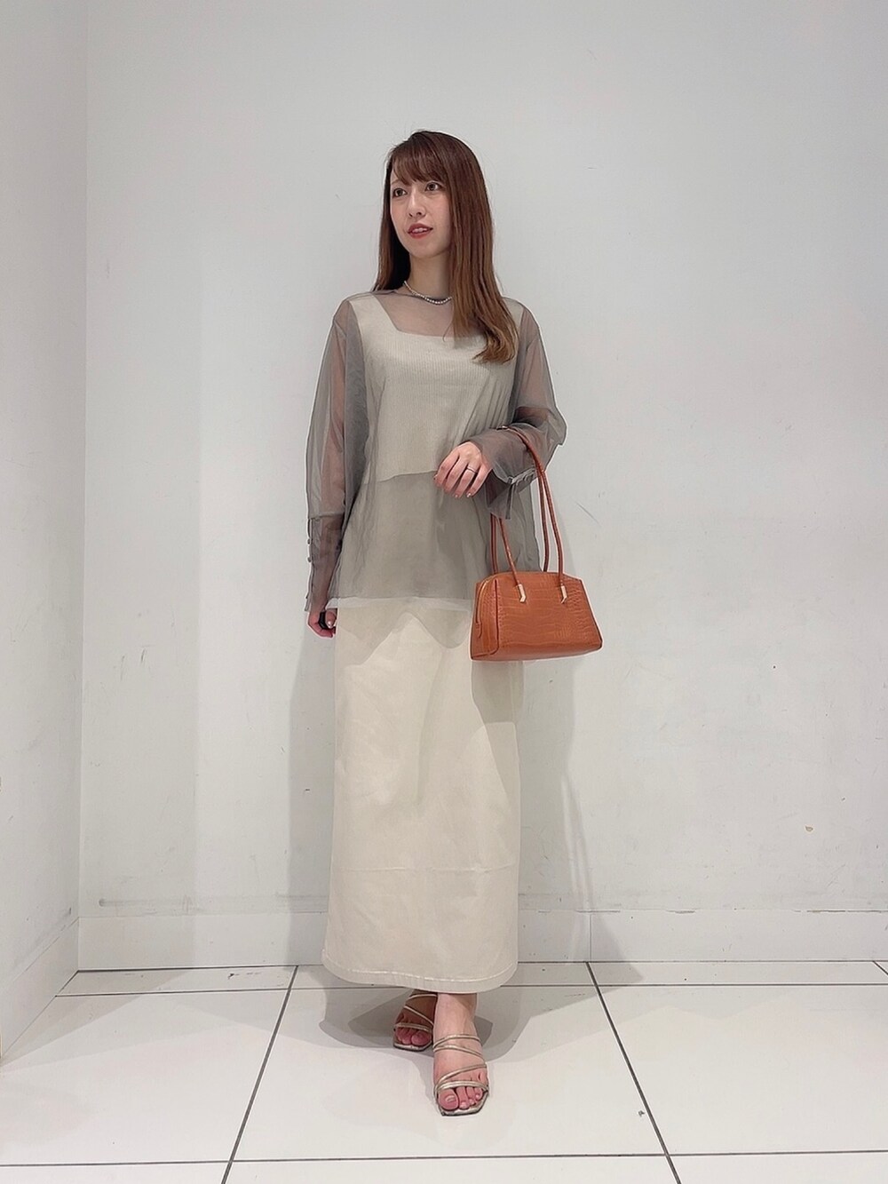 「秋っぽコーデ更新中、シアートップス、休日スタイル、秋コーデ、おでかけコーデ、オトナ女子、秋、ママファッション、プチプラ」|「SENSE OF PLACE by URBAN RESEARCHの『一部WEB限定カラー』『TALLサイズ/WEB限定』ストレッチサスツキハイウエストスカート(スカート、ベージュ系)」を使った、Maiさん(レディース・156cm)の秋コーディネートの2枚目の写真
