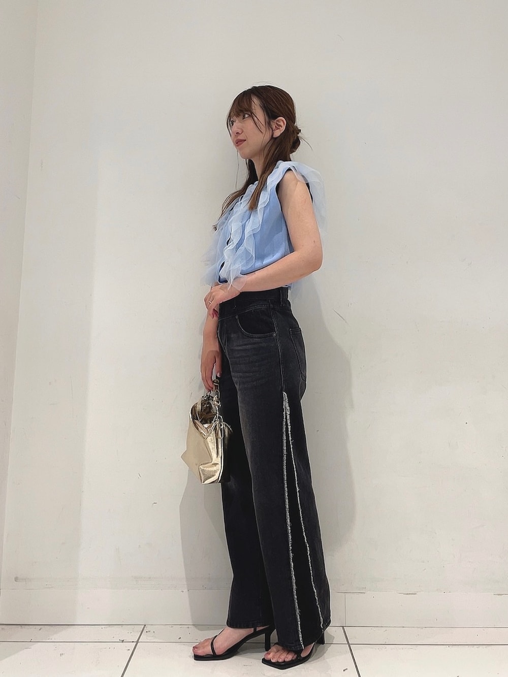 「夏コーデ、オトナカジュアル、おでかけコーデ、夏服、パンツコーデ、低身長女子、着回しコーデ、大人可愛い」｜「HEYUMMのチュールドッキングノースリーブセーター（ニット/セーター、ブルー系）」を使った、Maiさん（レディース・156cm）の夏コーディネートの3枚目の写真