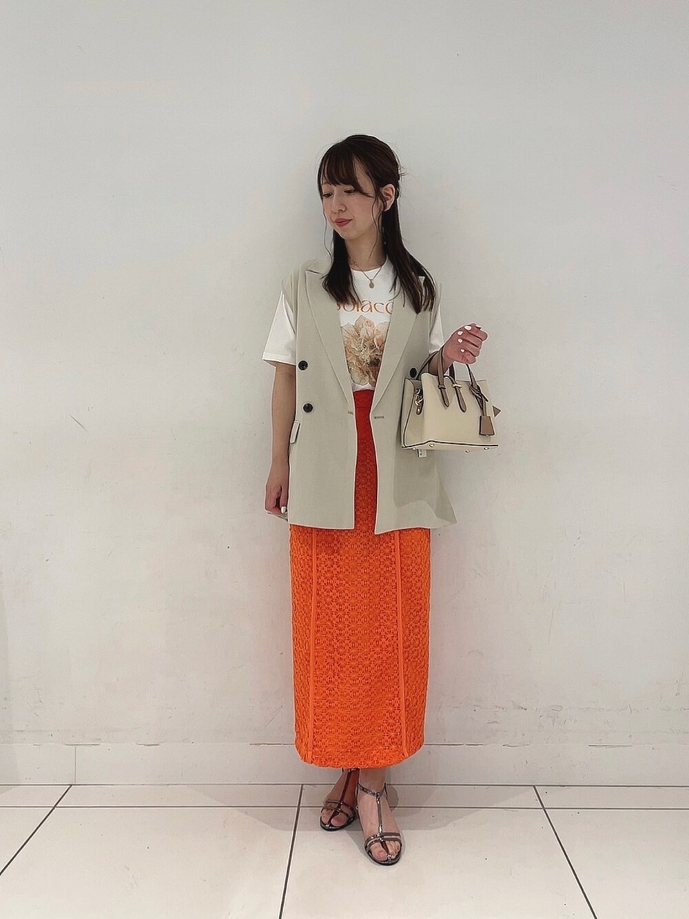 「春夏コーデ、ラクチンコーデ、きれいめカジュアル、着回しコーデ、低身長コーデ」｜「SENSE OF PLACE by URBAN RESEARCHの『一部WEB限定カラー』『UR TECH DRYLUXE』リネンライクバックデザインジレ（ベスト、ベージュ系）」を使った、Maiさん（レディース・156cm）の春コーディネートの3枚目の写真