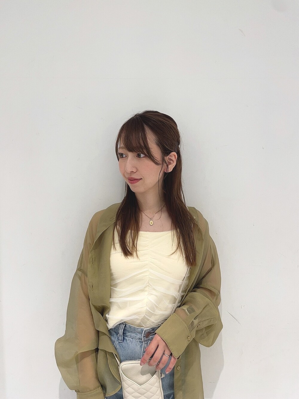 「きれいめカジュアル、フェスコーデ、サングラス、シアートップス、パンツコーデ、ラクチンコーデ、ブラウス、レディースファッション、お洒落さんとつながりたい」｜「SENSE OF PLACE by URBAN RESEARCHのラインストーンワイドデニム（デニムパンツ、ブルー系）」を使った、Maiさん（レディース・156cm）の夏コーディネートの5枚目の写真