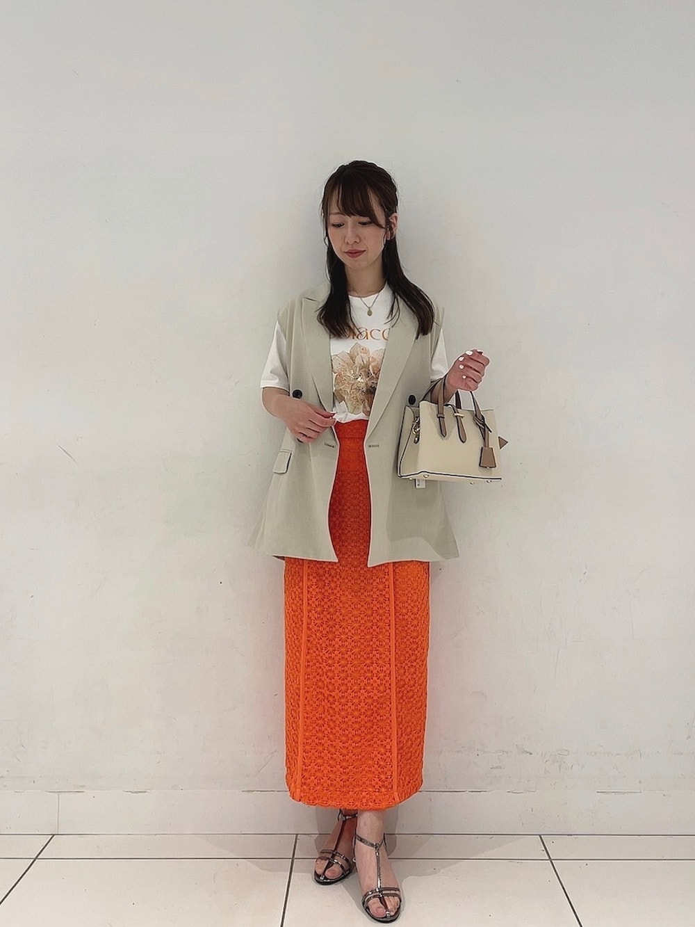 「春夏コーデ、ラクチンコーデ、きれいめカジュアル、着回しコーデ、低身長コーデ」｜「SENSE OF PLACE by URBAN RESEARCHの『一部WEB限定カラー』『UR TECH DRYLUXE』リネンライクバックデザインジレ（ベスト、ベージュ系）」を使った、Maiさん（レディース・156cm）の春コーディネートの2枚目の写真