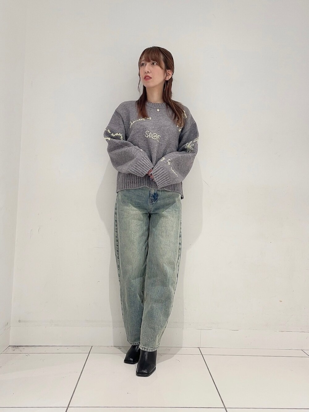 「ニット、冬コーデ、シンプルスタイル、秋冬、大人かわいい、低身長コーデ、ブーツスタイル、ママコーデ」|「SENSE OF PLACE by URBAN RESEARCHの『柴田ひかりさん着用』シシュウデザインセーター(ニット/セーター、グレー系)」を使った、Maiさん(レディース・156cm)の秋コーディネートの2枚目の写真