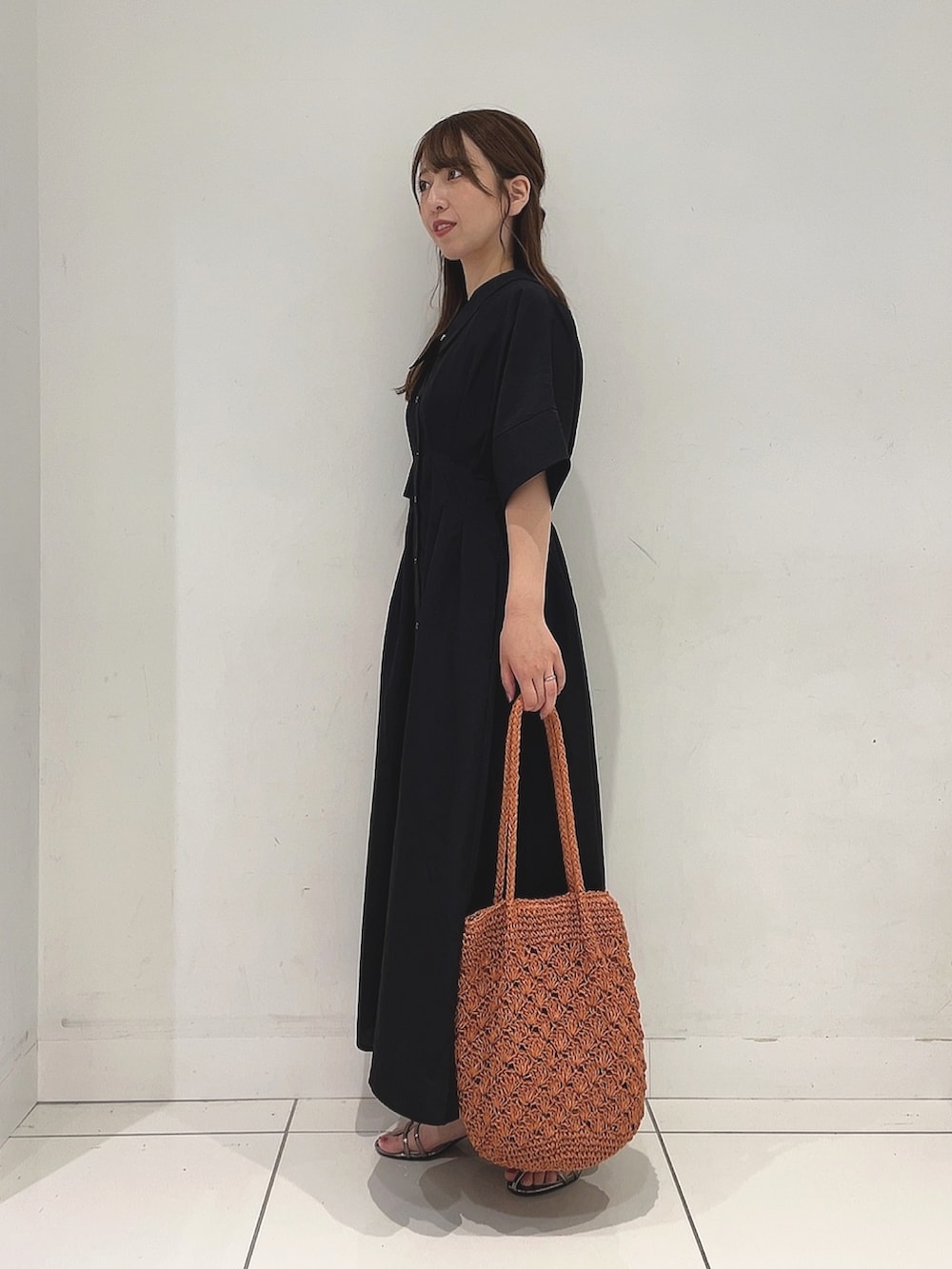 「夏コーデ、サンダル、ワンピース、ラフコーデ、きれいめコーディネート、ママコーデ」｜「SENSE OF PLACE by URBAN RESEARCHのウエストタックシャツワンピース（ワンピース、ブラック系）」を使った、Maiさん（レディース・156cm）の夏コーディネートの6枚目の写真