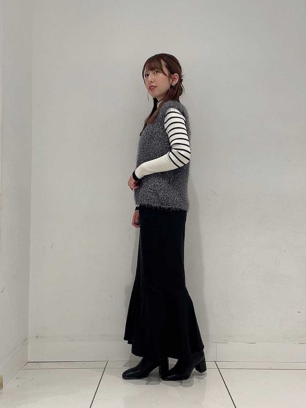 「おしゃ見えテクニック、ニット、プチプラ、ベスト、秋服コーデ、着回しコーデ、秋冬、ニットコーデ、ママファッション」|「SENSE OF PLACE by URBAN RESEARCHの『柴田ひかりさん着用』モールフェザーニットベスト(ベスト、グレー系)」を使った、Maiさん(レディース・156cm)の秋コーディネートの5枚目の写真