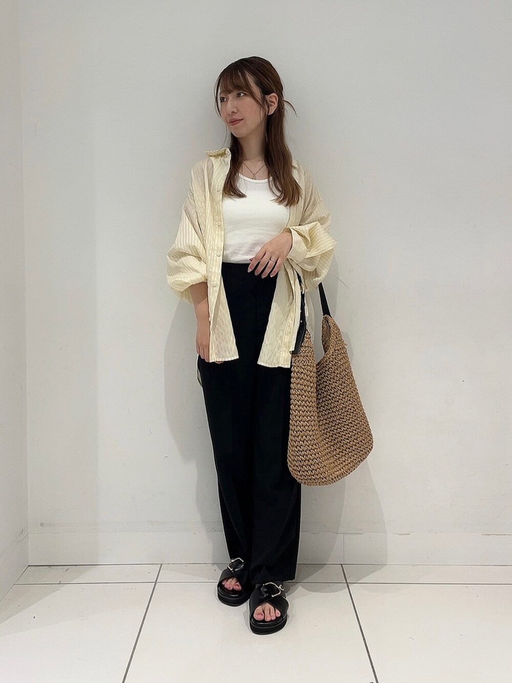 「フェススタイル、おしゃ見えテクニック、お出かけコーデ、今日のコーデ、サンダル、夏コーデ、オトナカジュアル、パンツスタイル」｜「SENSE OF PLACE by URBAN RESEARCHの『5サイズ展開』『UR TECH DRYLUXE』リネンライクワイドパンツ（その他パンツ、ブラック系）」を使った、Maiさん（レディース・156cm）の夏コーディネートの3枚目の写真