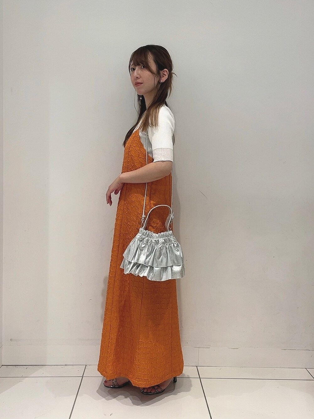 「プチプラ、ワンピース、ラクチンコーデ、サンダルコーデ、夏服、ママファッション、ゆるコーデ」|「SENSE OF PLACE by URBAN RESEARCHのジャガードバックオープンキャミワンピース(ワンピース、オレンジ系)」を使った、Maiさん(レディース・156cm)の夏コーディネートの3枚目の写真