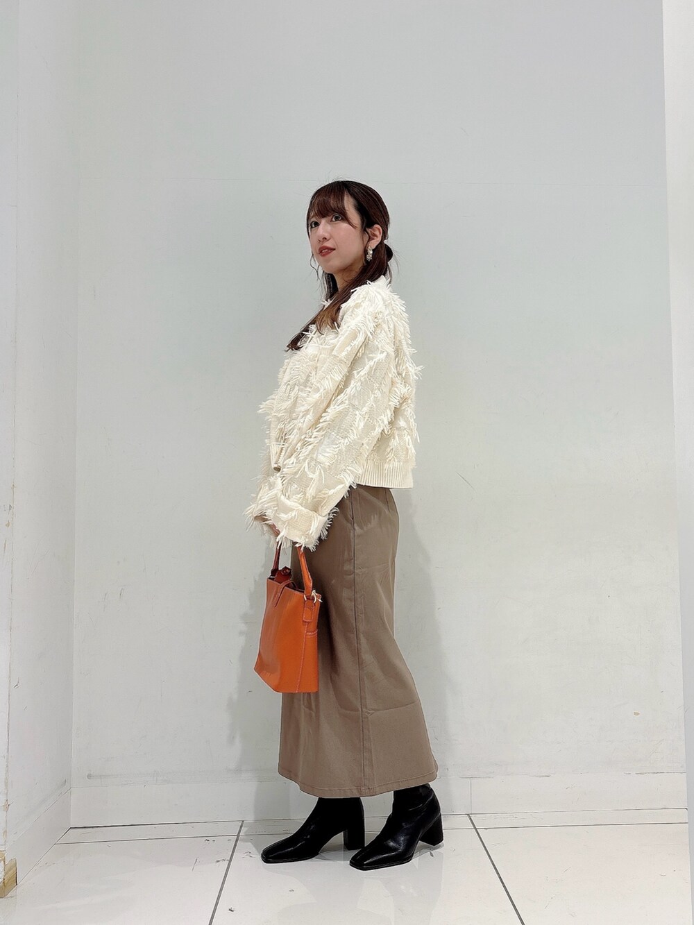 「冬コーデ、ホワイトコーデ、クリスマスに着たい服、ブーツ、休日スタイル、冬服、オトナカジュアル、最近のいい感じコーデ、スカートスタイル、ママコーデ」｜「SENSE OF PLACE by URBAN RESEARCHのフリンジニットジャケット（ニット/セーター、ホワイト系）」を使った、Maiさん（レディース・156cm）の冬コーディネートの2枚目の写真