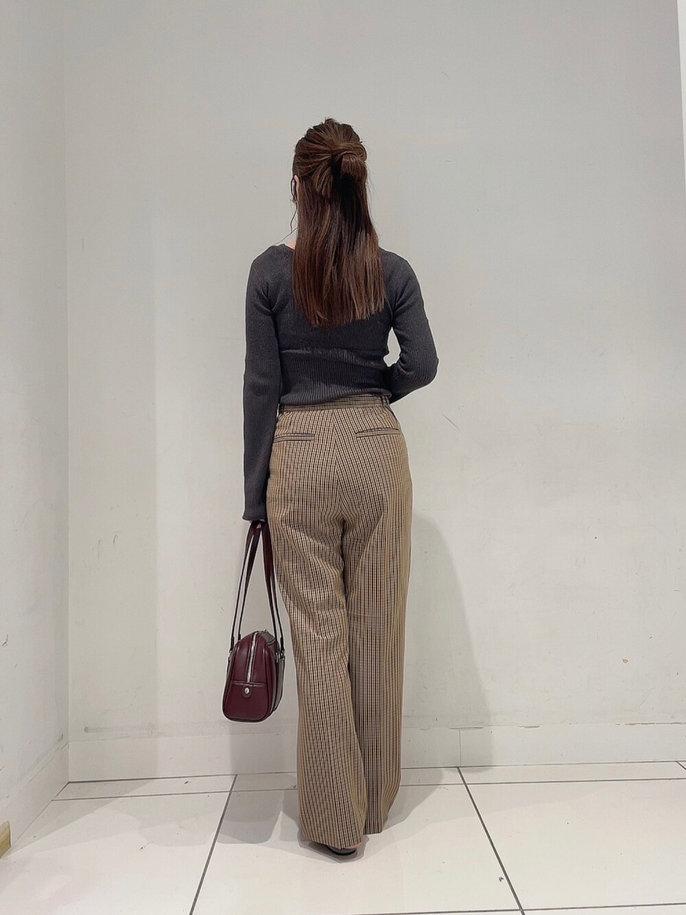 「ブラウン、秋服準備はじめました、デートコーデ、チェック、パンツスタイル、ニット、秋、秋コーデ」｜「SENSE OF PLACE by URBAN RESEARCHの『TALLサイズ/WEB限定』センタープレスストレートパンツ（スラックス、ブラウン系）」を使った、Maiさん（レディース・156cm）の秋コーディネートの4枚目の写真