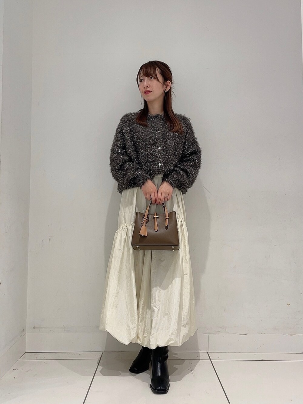 「おしゃ見えテクニック、ニット、日常に魔法を、モノトーン、ブーツ、冬服、プチプラコーデ、シンプル、ママコーデ、きれいめコーディネート」|「SENSE OF PLACE by URBAN RESEARCHのバルーンティアードスカート(スカート、ホワイト系)」を使った、Maiさん(レディース・156cm)の秋コーディネートの2枚目の写真